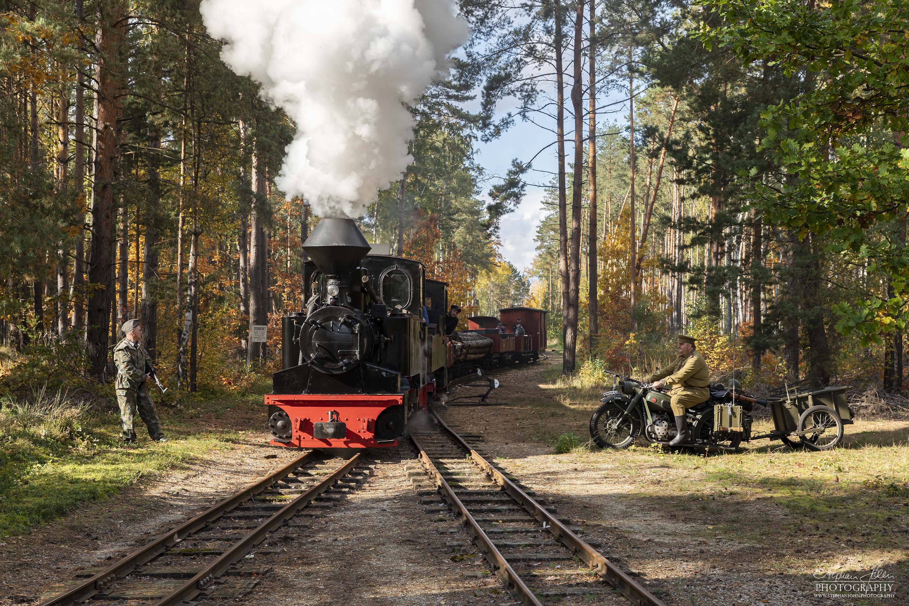 Ausfahrt Lok 99 3312 mit einem Holzzug nach dem Schweren Berg aus dem Halbendorfer Wechsel unter strenger Beobachtung.