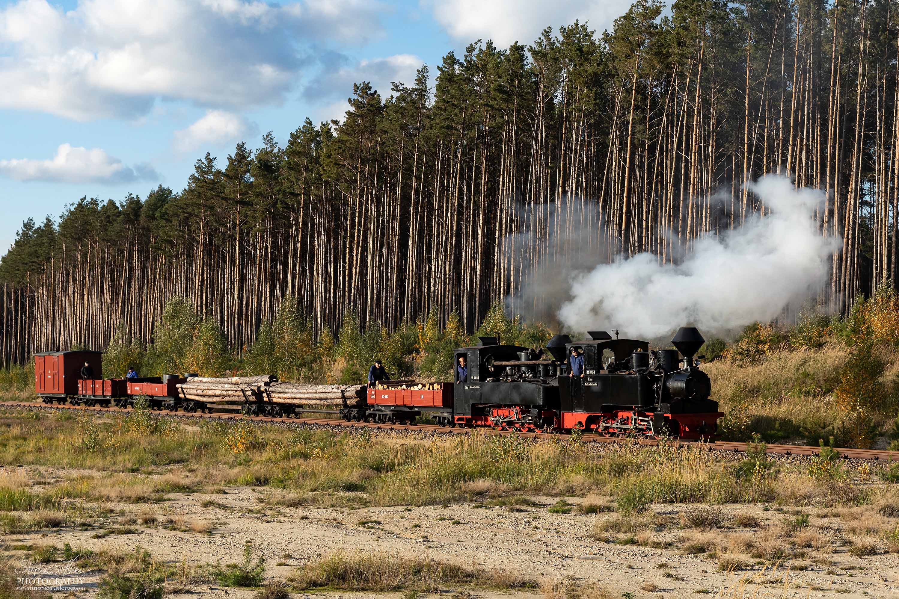 Lok 99 3315 mit Vorspann 99 3312 zieht einen Holzzug zum Schweren Berg