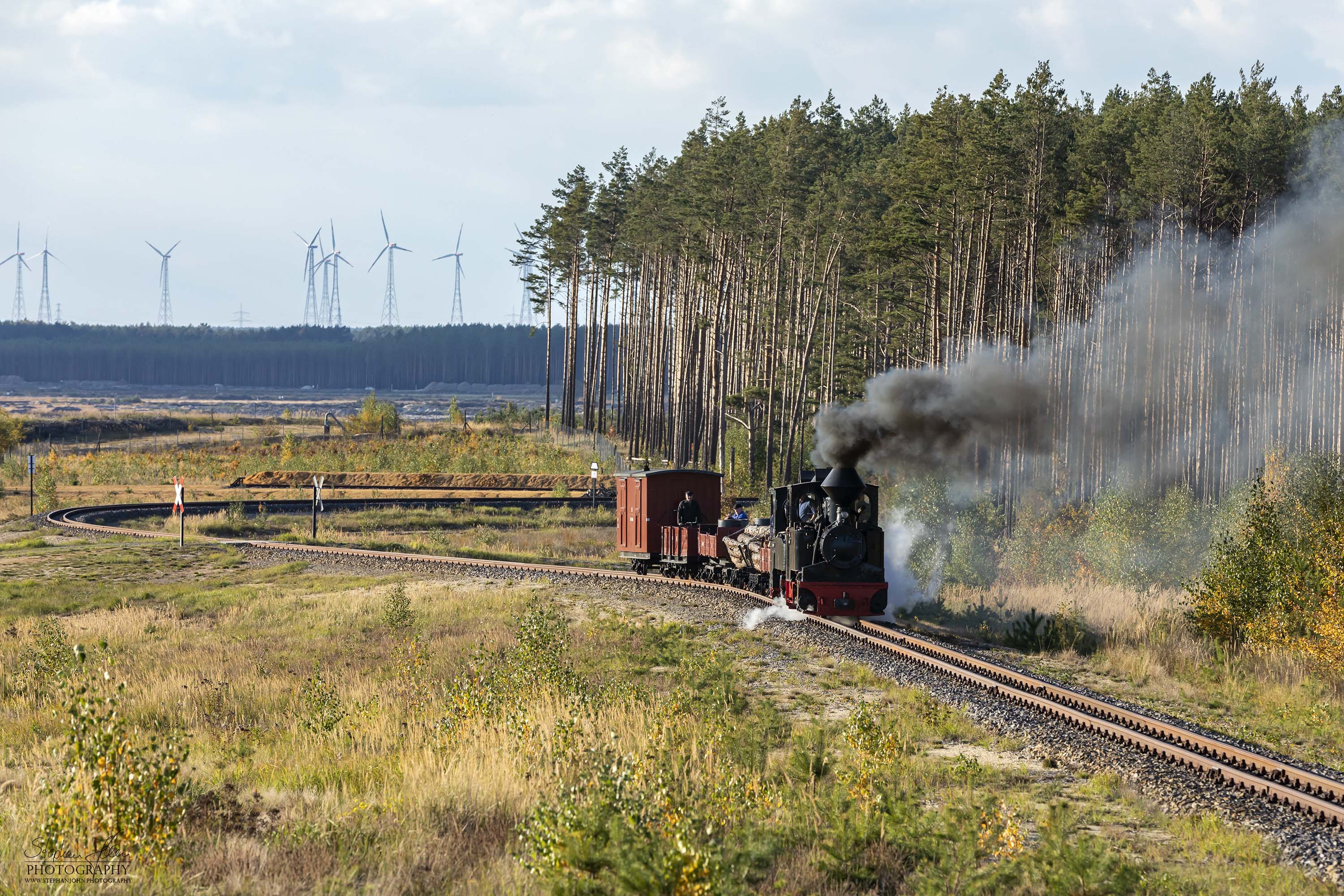 Lok 99 3315 mit Vorspann 99 3312 zieht einen Holzzug zum Schweren Berg