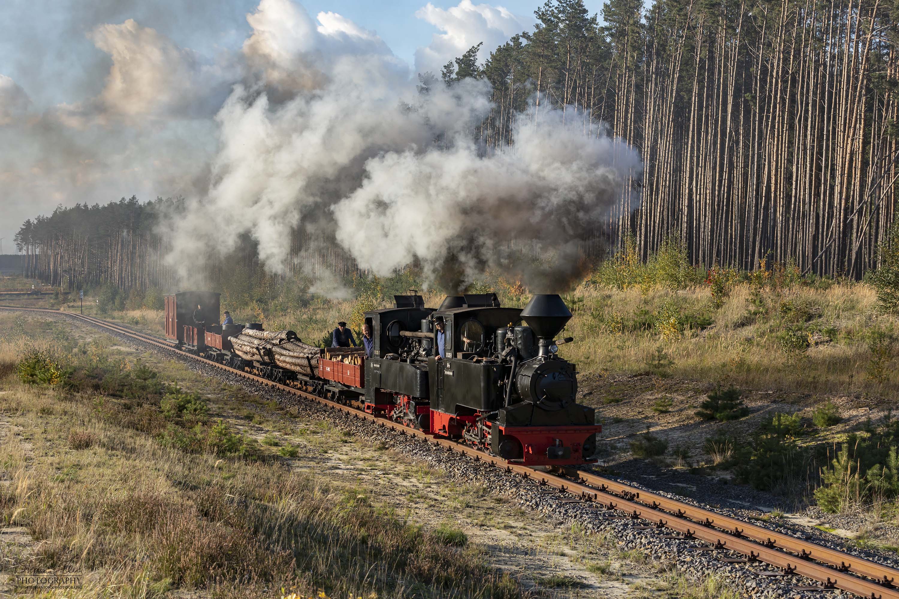 Lok 99 3315 mit Vorspann 99 3312 zieht einen Holzzug zum Schweren Berg