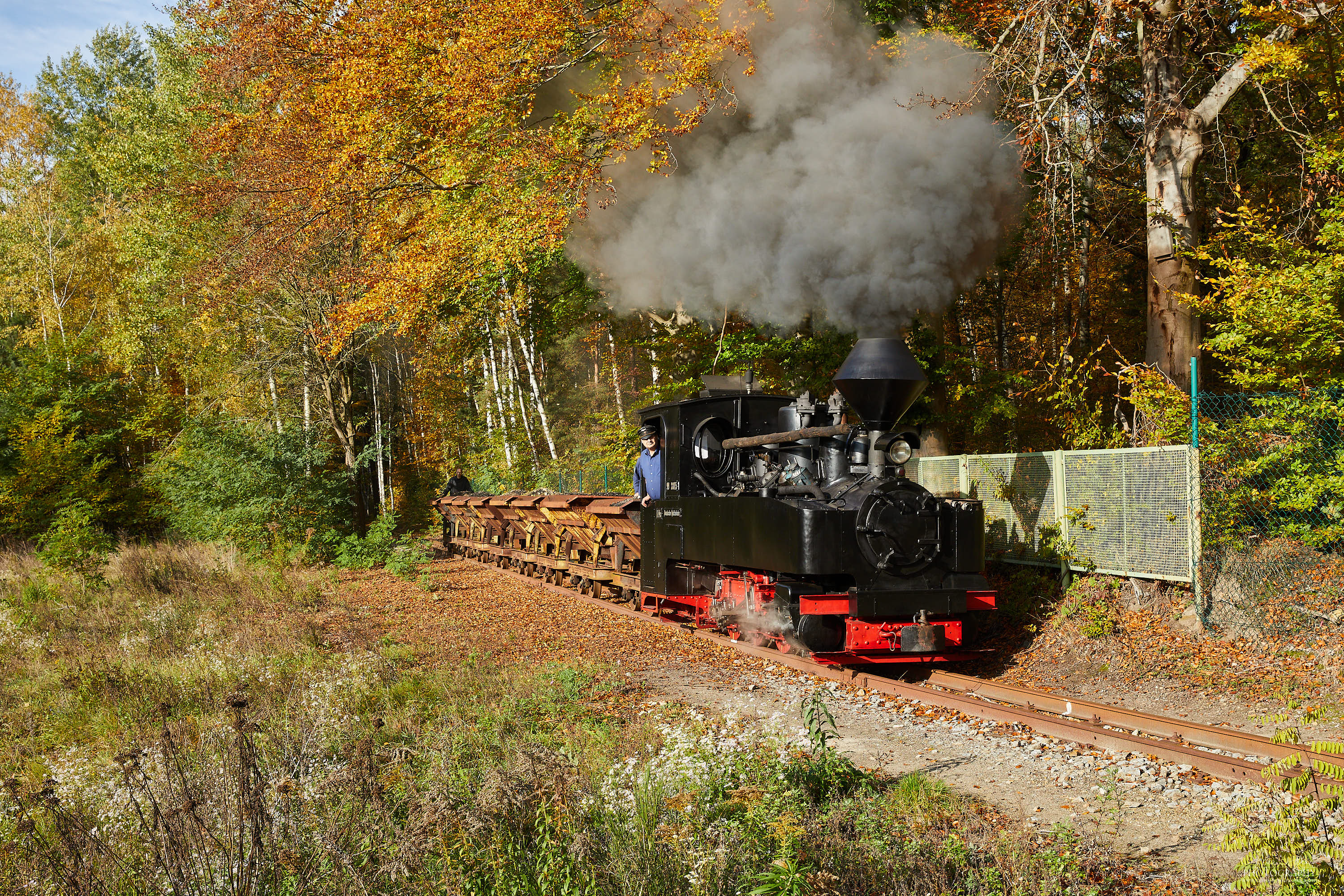 Lok 99 3315-1 DIANA mit einem leeren Lorenzug im Gleisdreieck