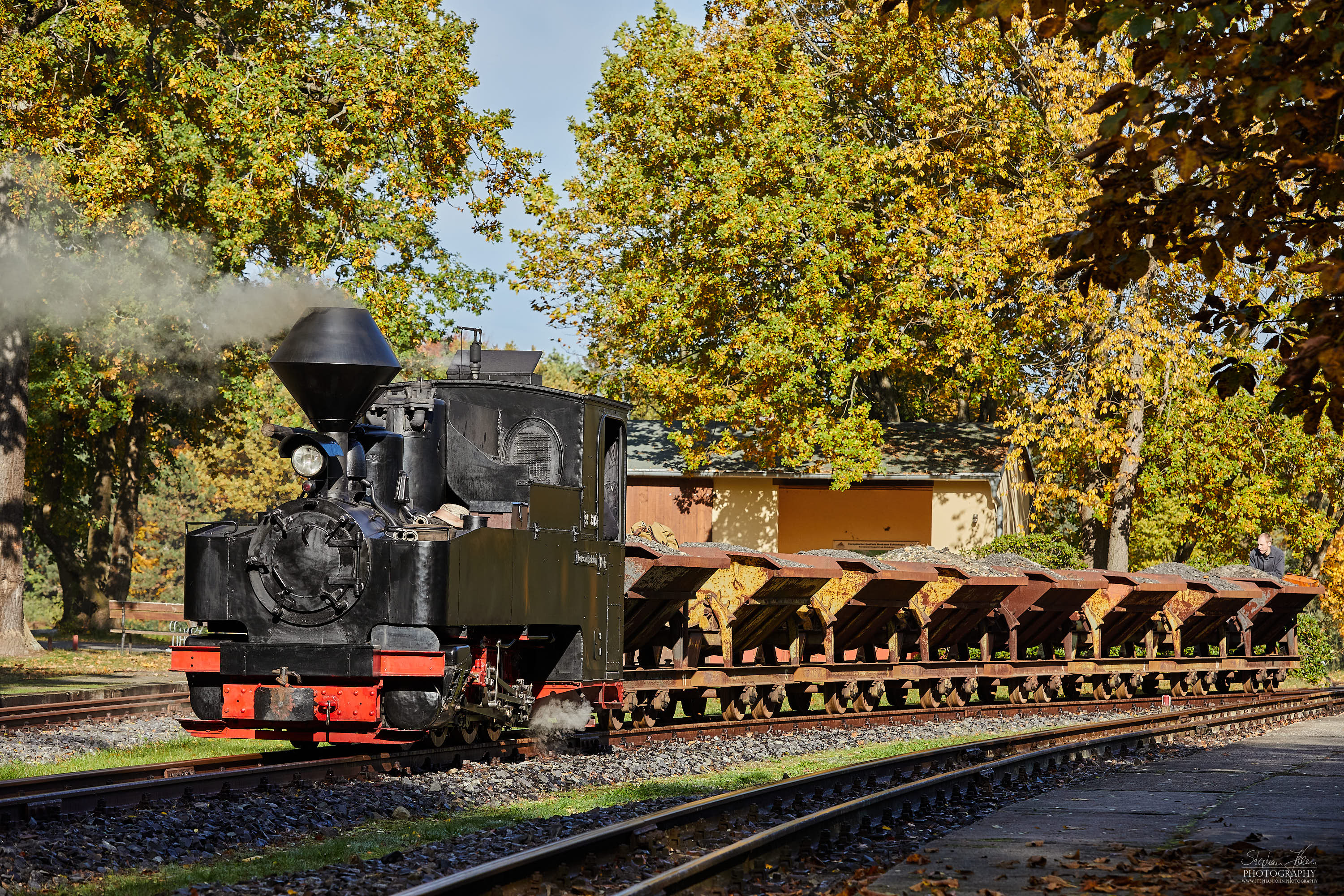 Lok 99 3315-1 DIANA wartet in Kromlauf mit einem leeren Lorenzug auf die Abfahrt