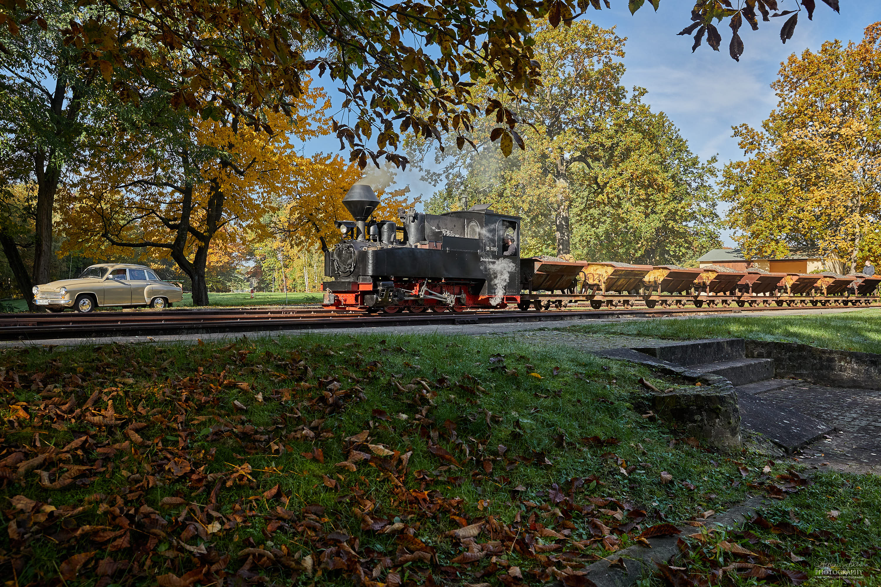 Lok 99 3315-1 DIANA wartet in Kromlauf mit einem leeren Lorenzug auf die Abfahrt