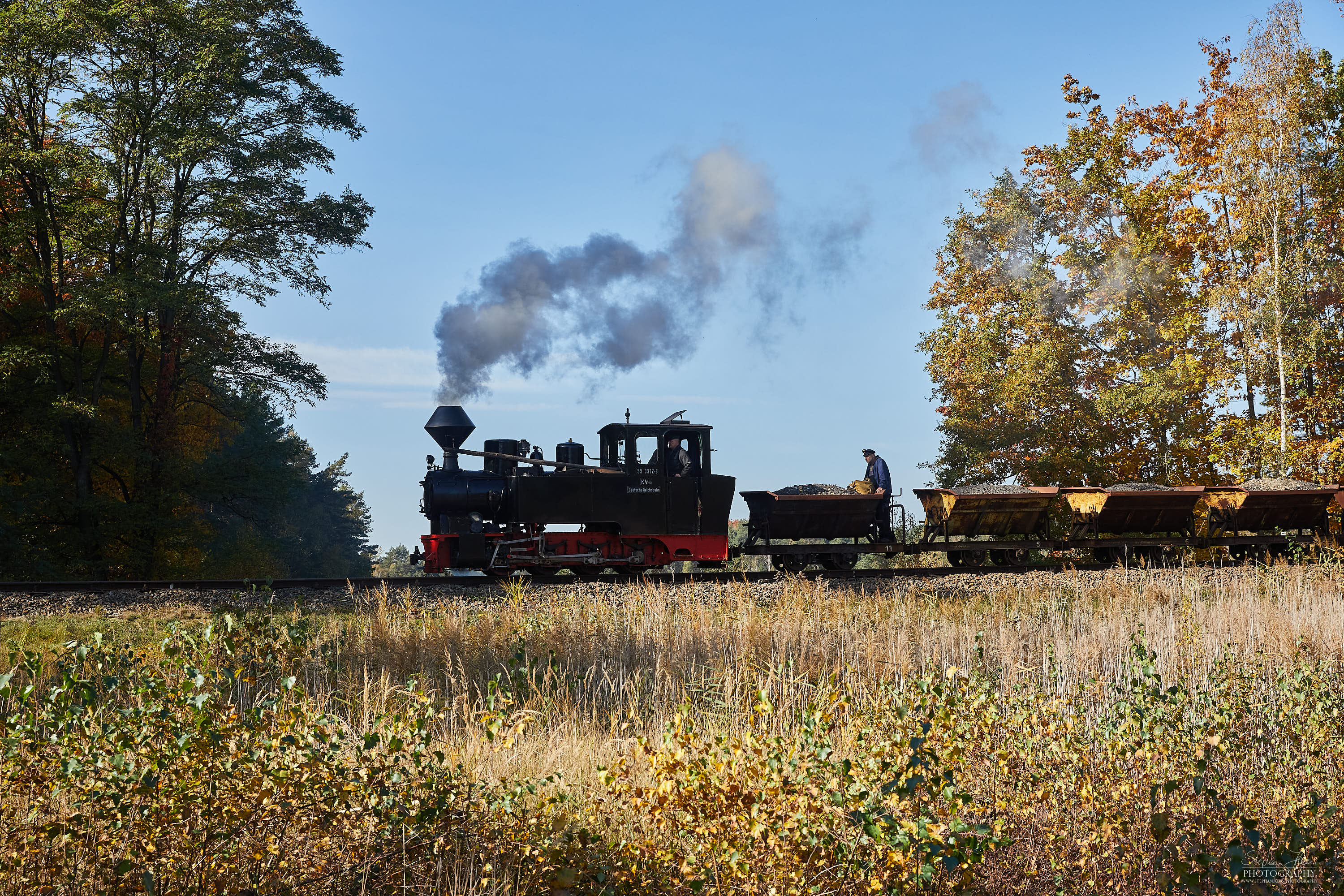 Lok 99 3312-8 mit einem Lorenzug von Kromlau in Richtung Weißwasser