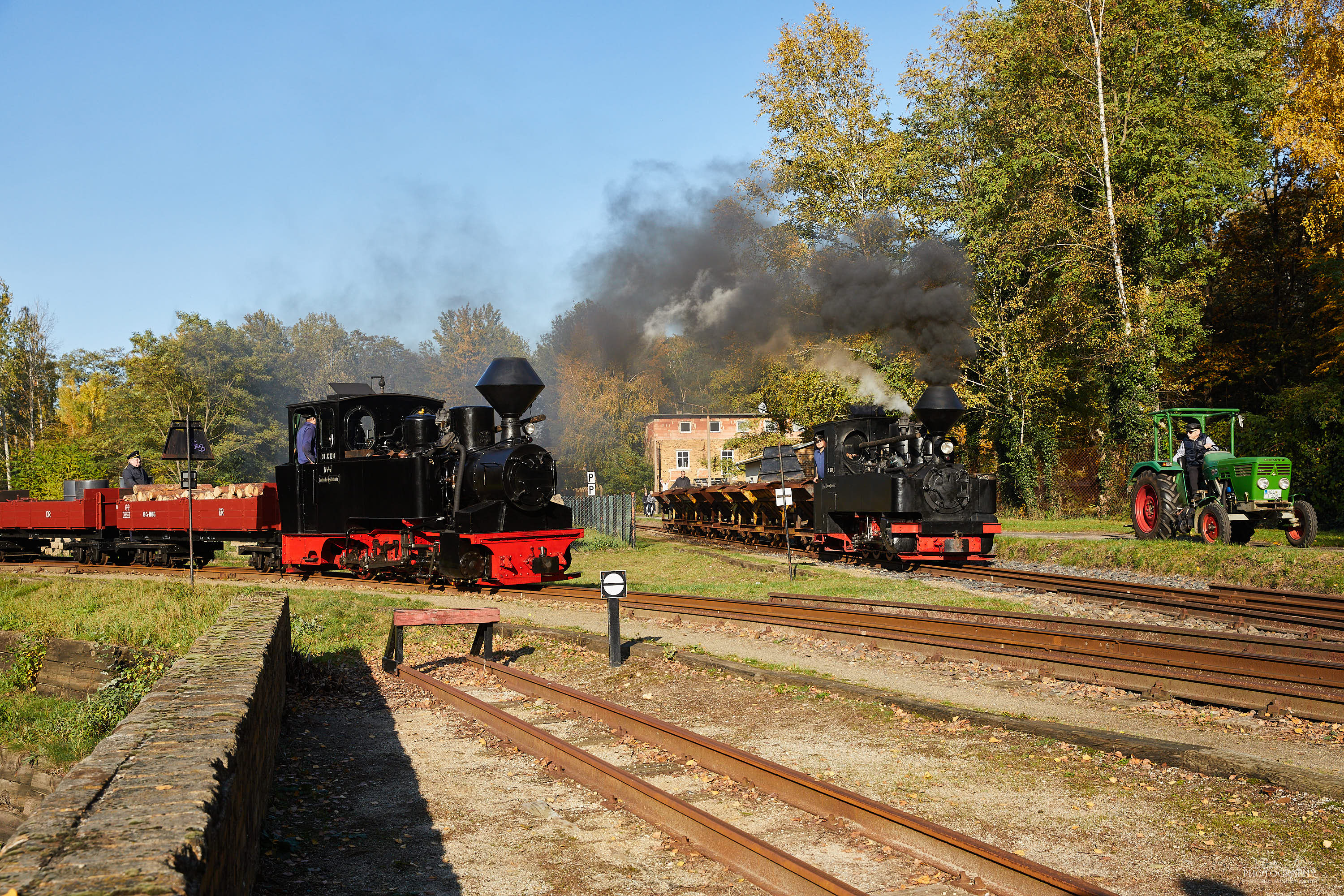 Zwei Züge der Waldbahn Muskau an der Einfahrt nach Weißwasser