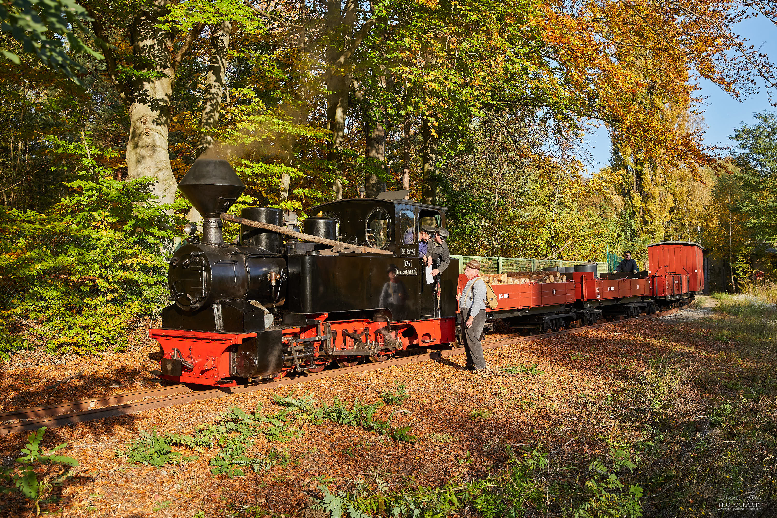 Lok 99 3312-8 mit einem Güterzug im Gleisdreieck. Der Lokführer erklärt den Fahrplan.