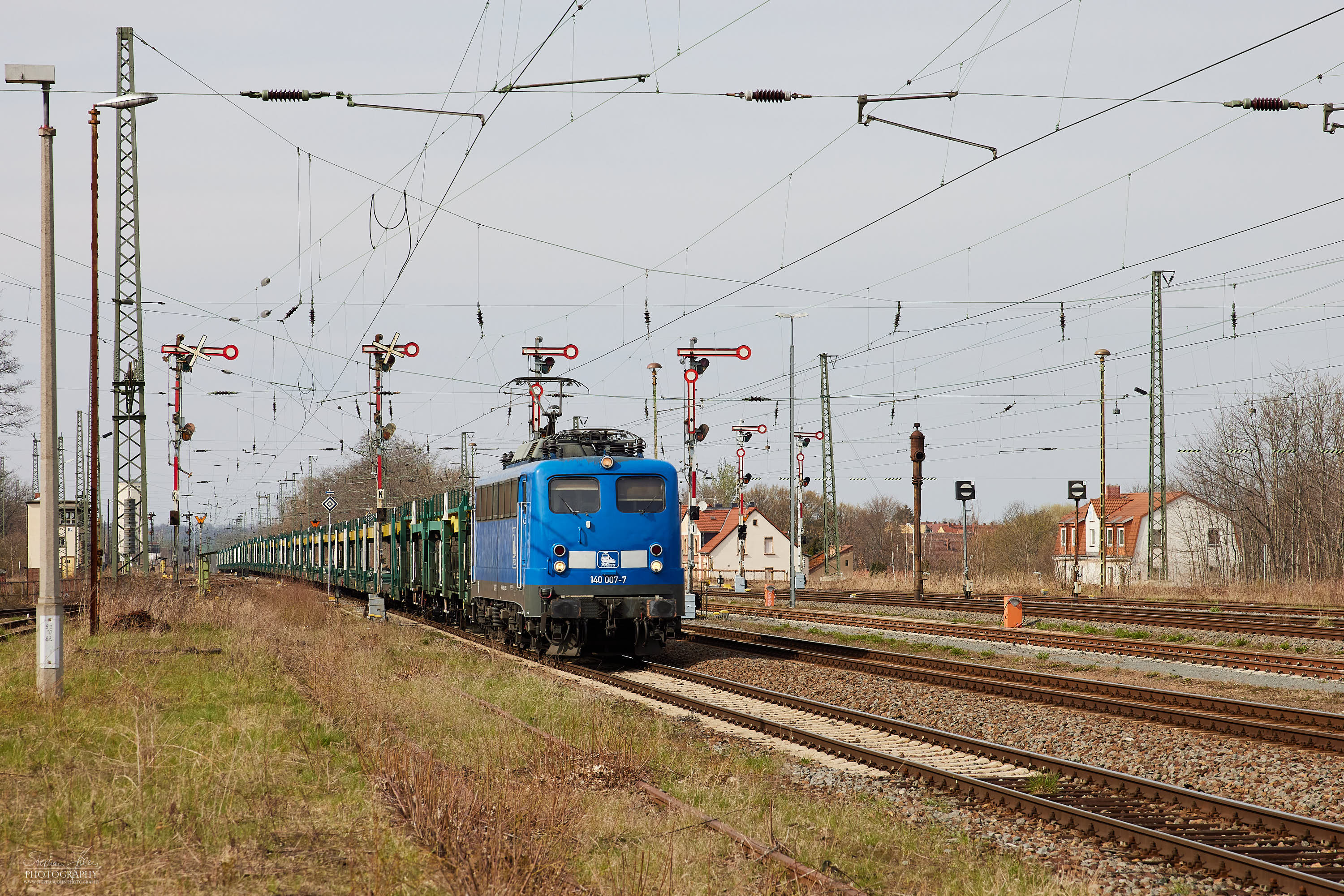 Ein Leergüterzug mit der Lok 140 007-7 fährt durch den Bahnhof Altenburg(Thür)