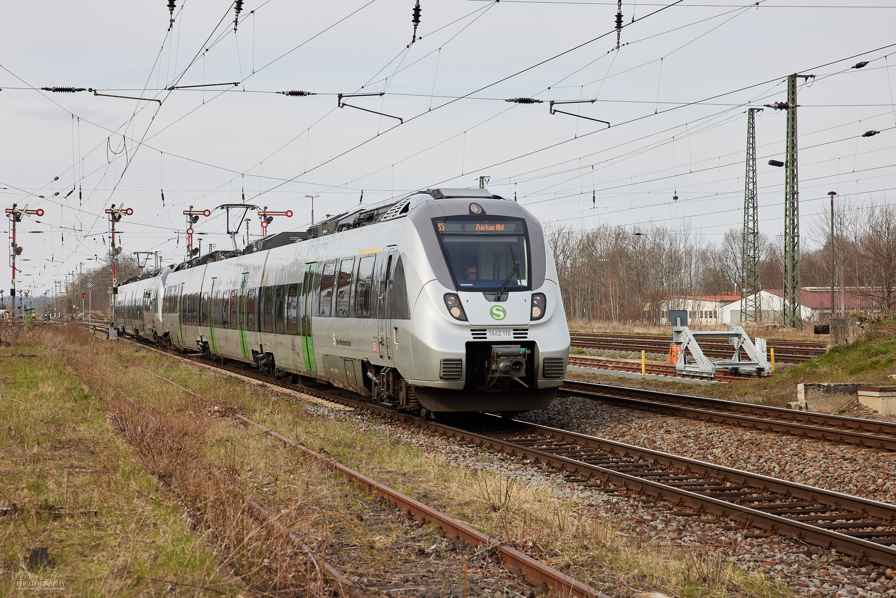 Eine S-Bahn nach Zwickau erreicht den Bahnhof Altenburg