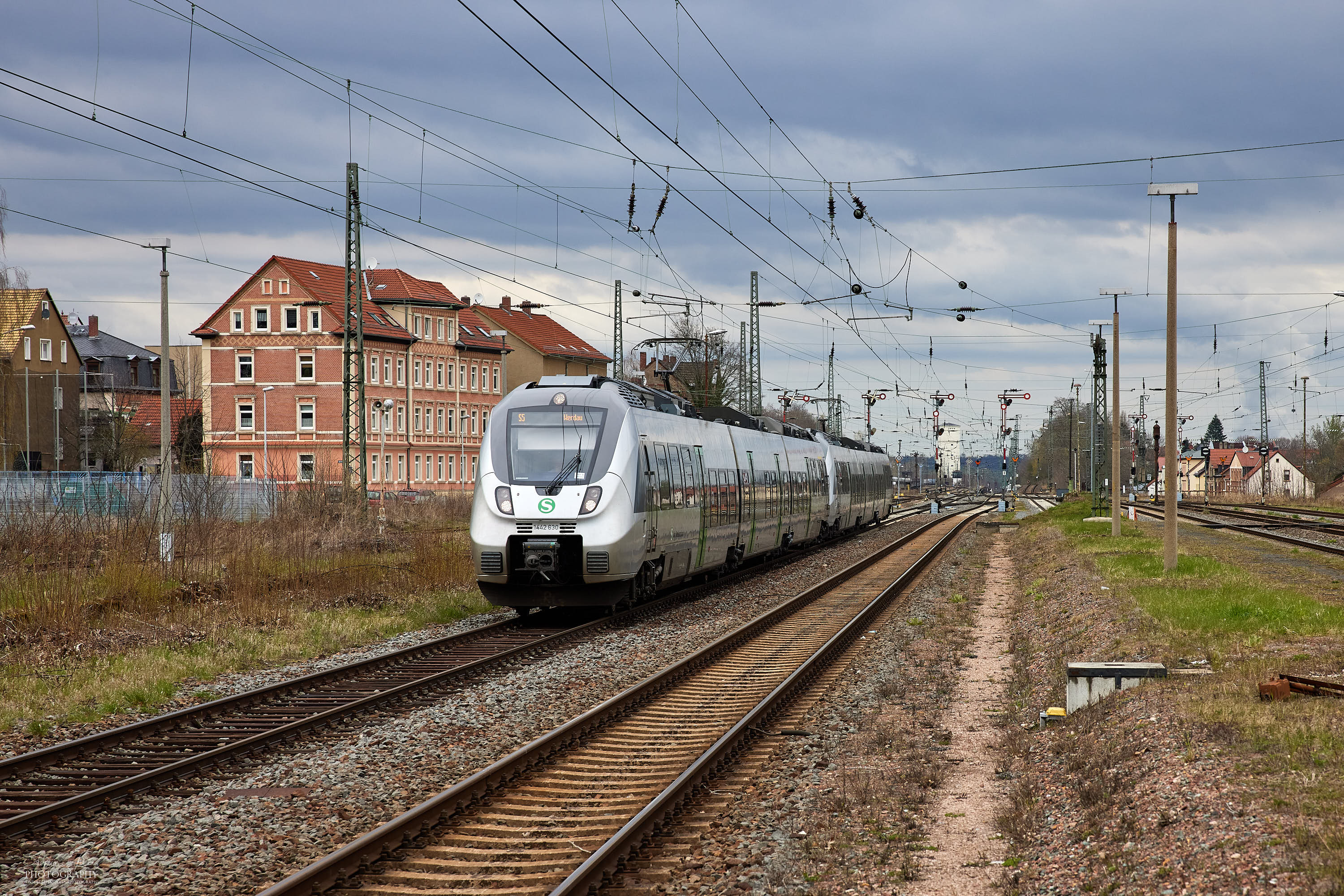 S-Bahn von Halle erreicht den Bahnhof Altenburg(Thüringen)