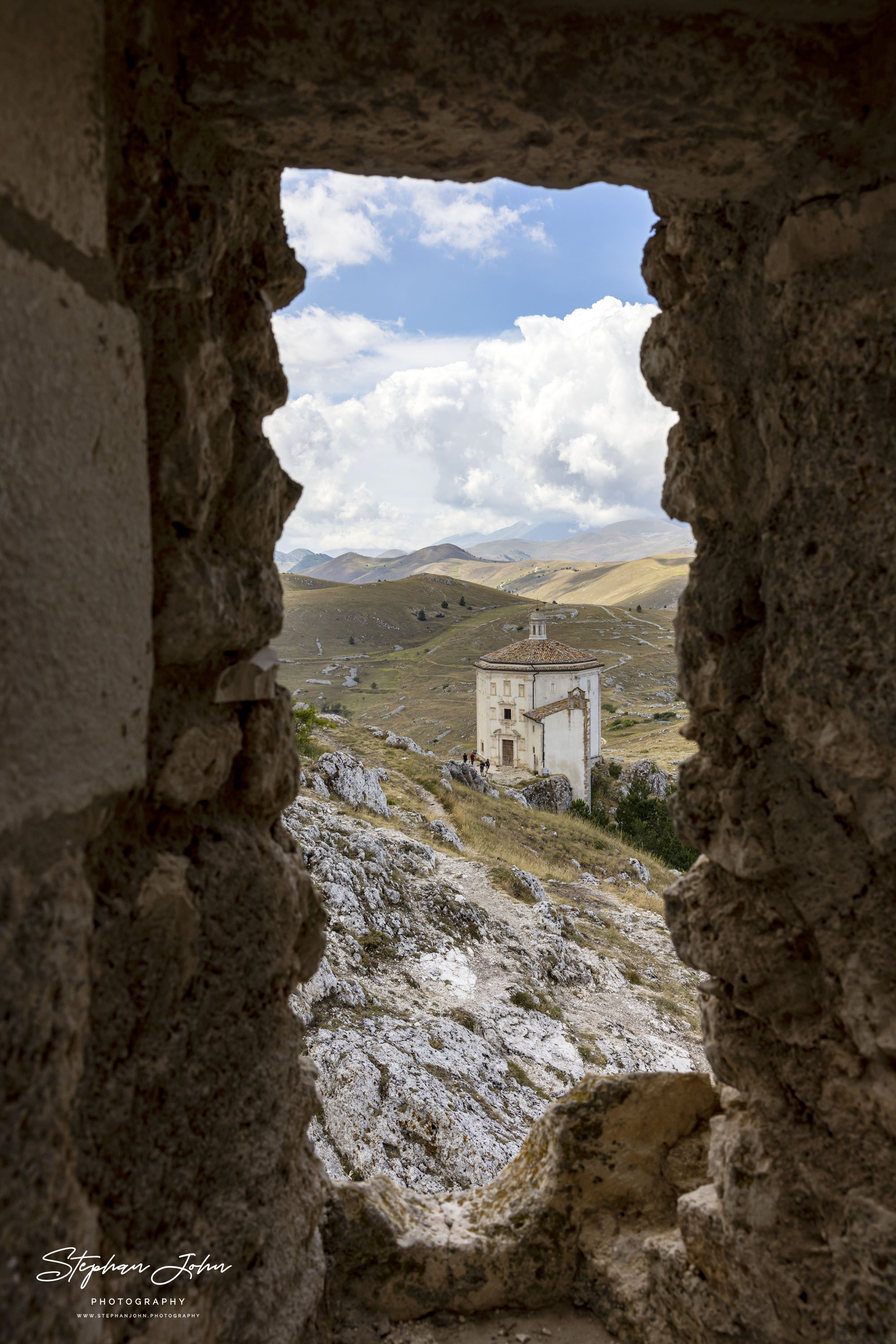 Blick aus Rocca Calascio auf die Chiesa di Santa Maria della Pietà