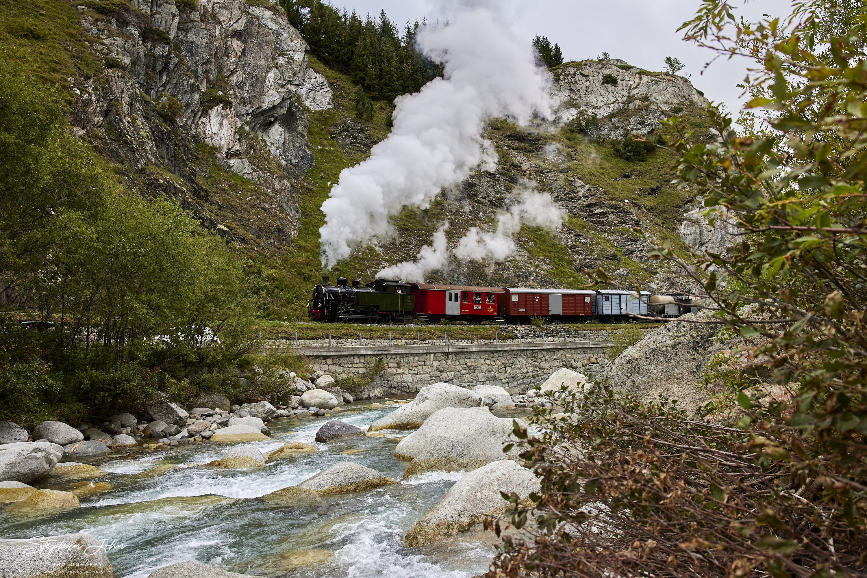 Lok 704 der DFB mit einem GmP auf der Fahrt zum Furka-Pass hat Realp verlassen