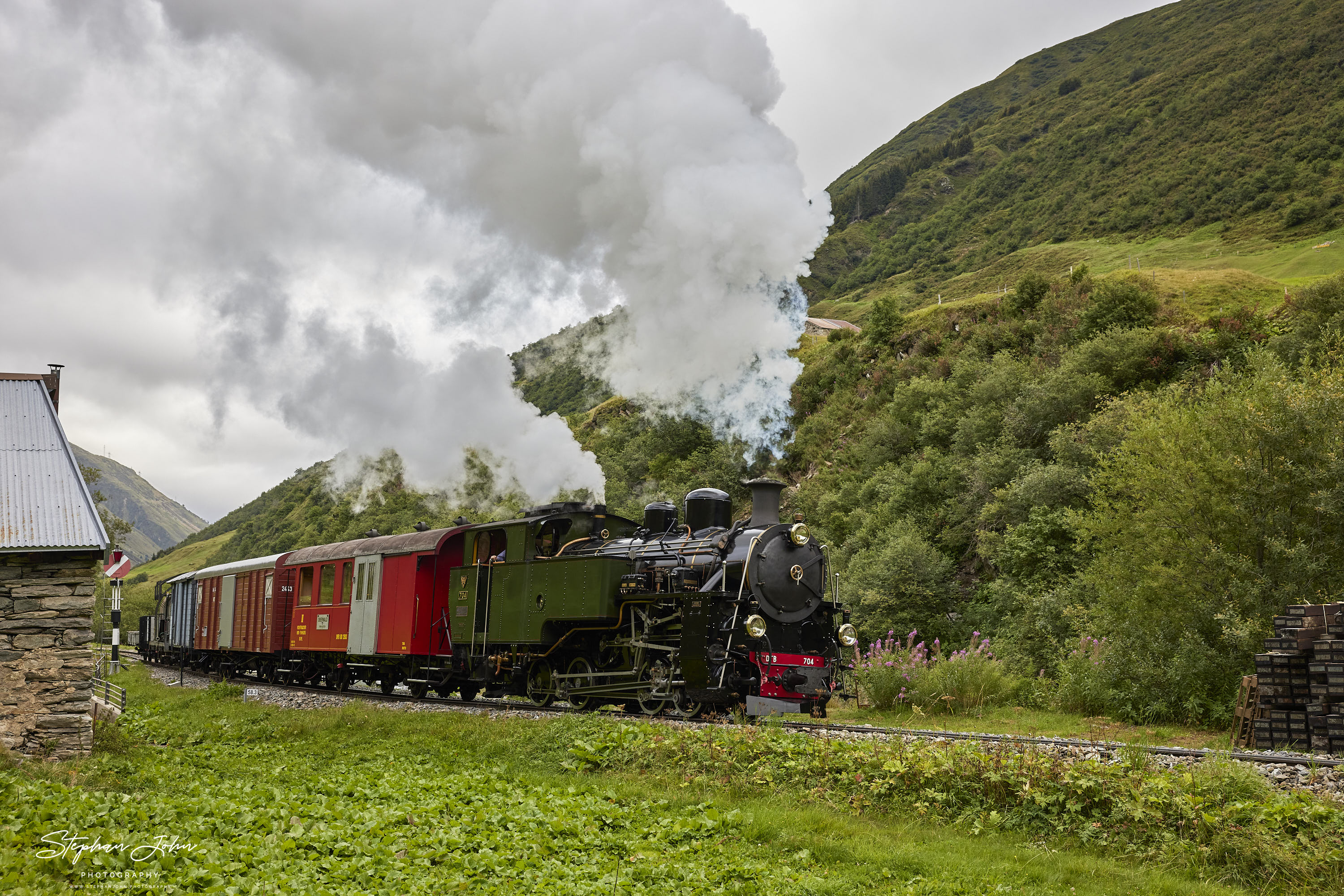 Lok 704 der DFB mit einem GmP auf der Fahrt zum Furka-Pass hat Realp verlassen