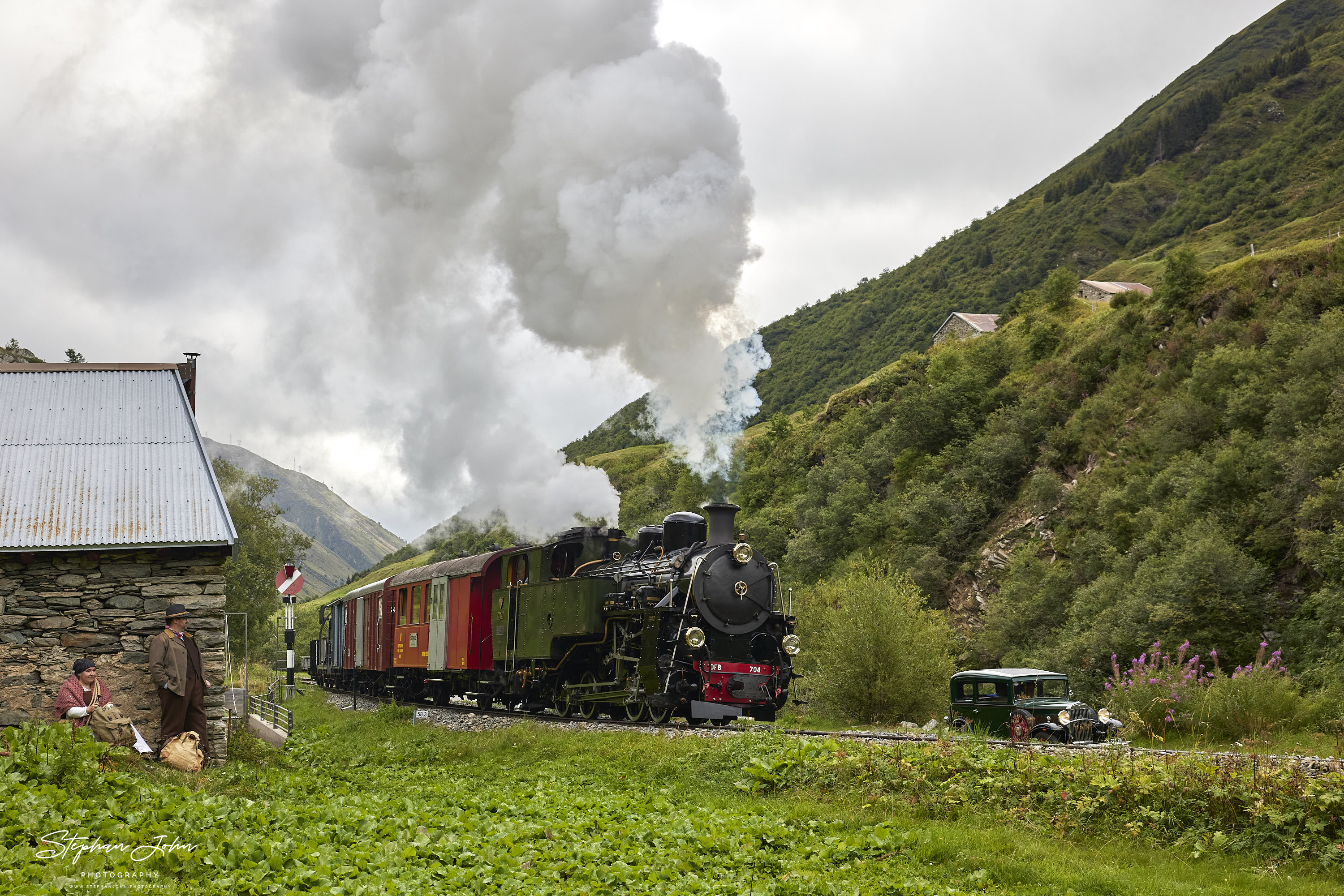 Lok 704 der DFB mit einem GmP auf der Fahrt zum Furka-Pass hat Realp verlassen