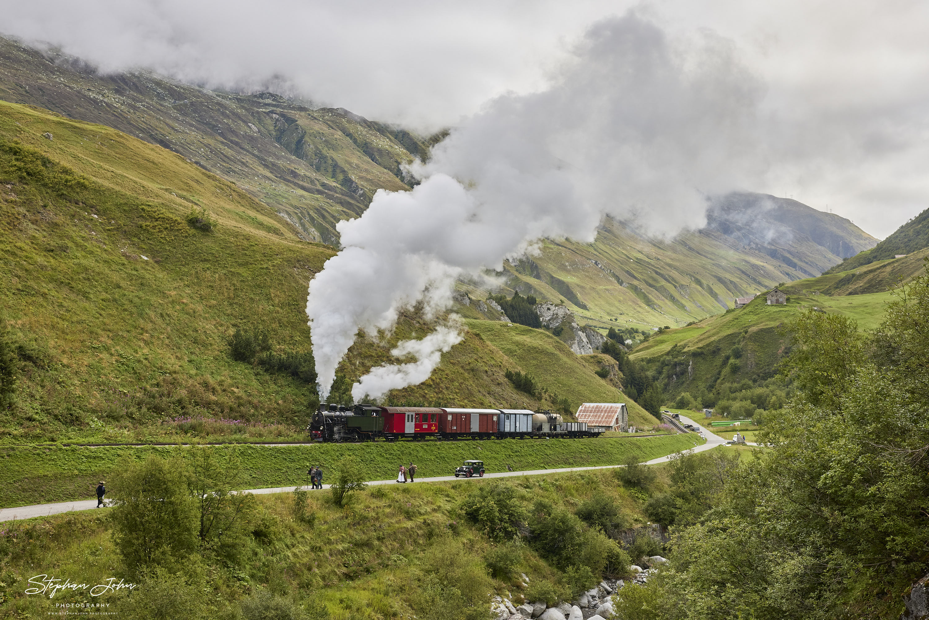 Lok 704 der DFB mit einem GmP auf der Fahrt zum Furka-Pass hat Realp verlassen