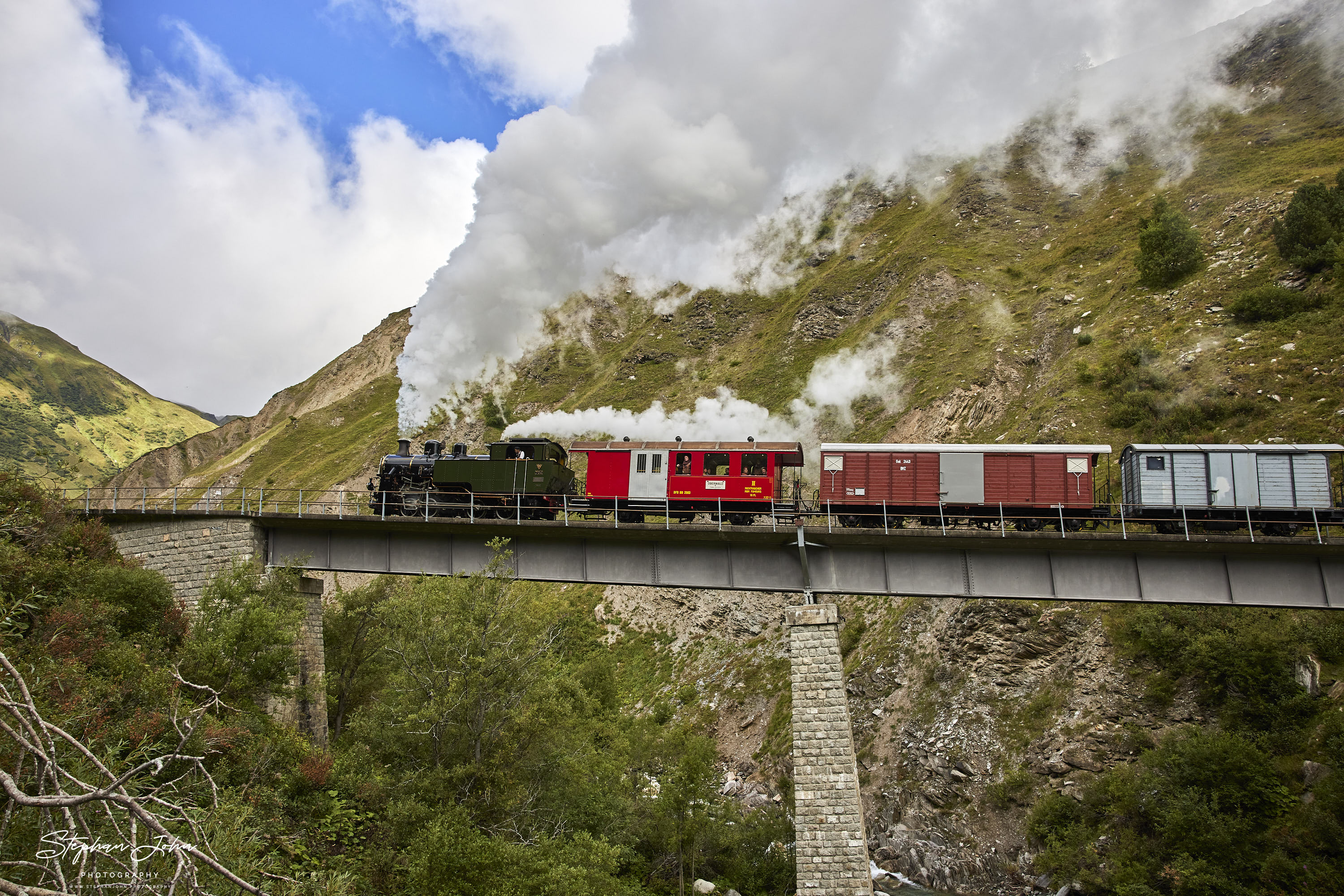 Lok 704 der DFB mit einem GmP auf der Fahrt zum Furka-Pass auf der Wilerbrücke