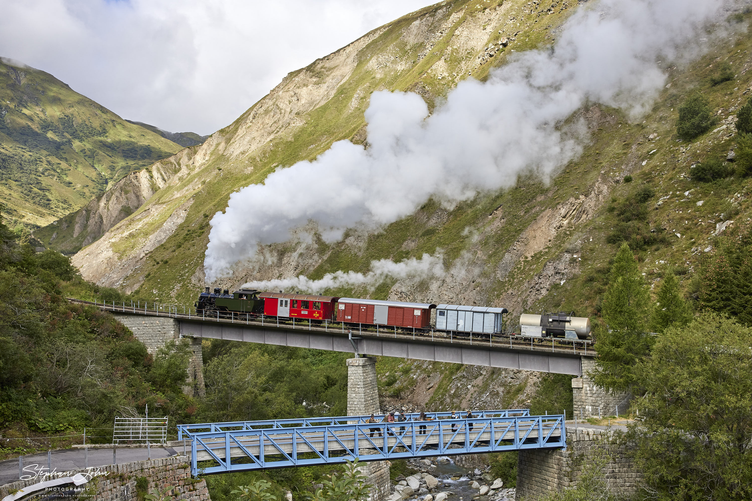 Lok 704 der DFB mit einem GmP auf der Fahrt zum Furka-Pass auf der Wilerbrücke