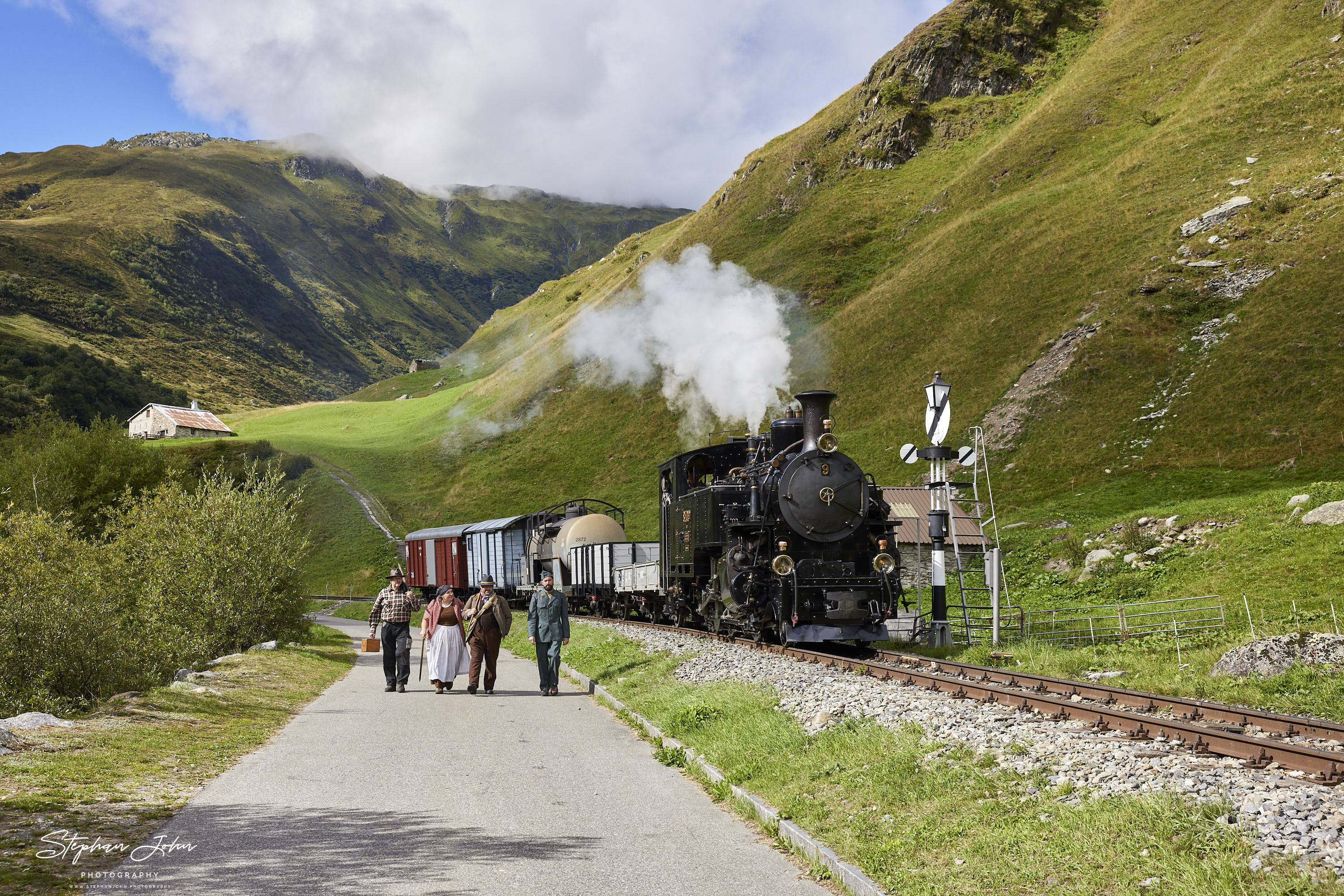 Lok 9 der DFB erreicht mit einem Güterzug aus Richtung Furka-Pass die Hippsche Wendescheibe als Einfahrtsignal des Bahnhofs Realp