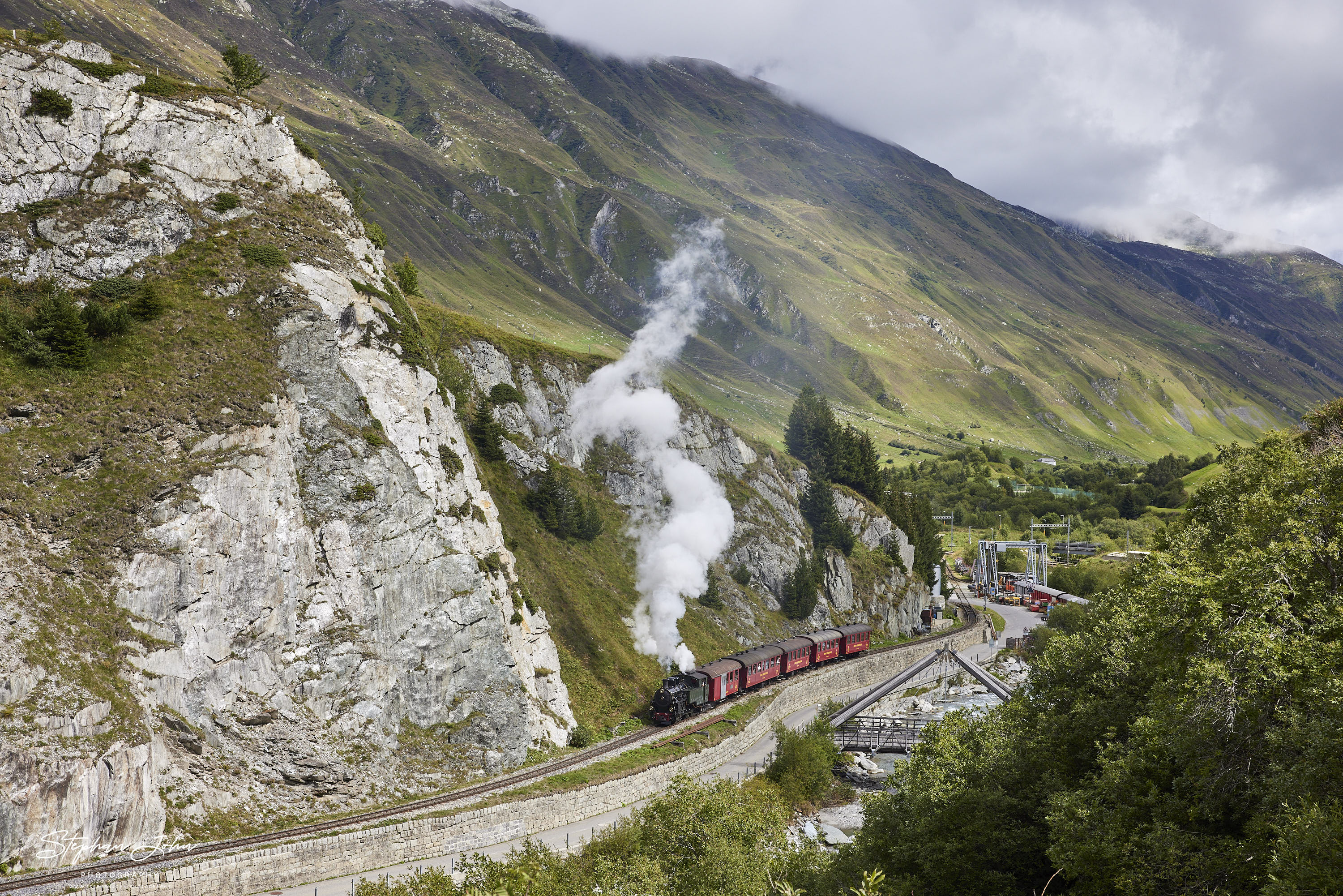 Lok 704 der DFB verlässt mit einem Personenzug die Ortslage Realp und dampft in Richtung Furka-Pass und Oberwald