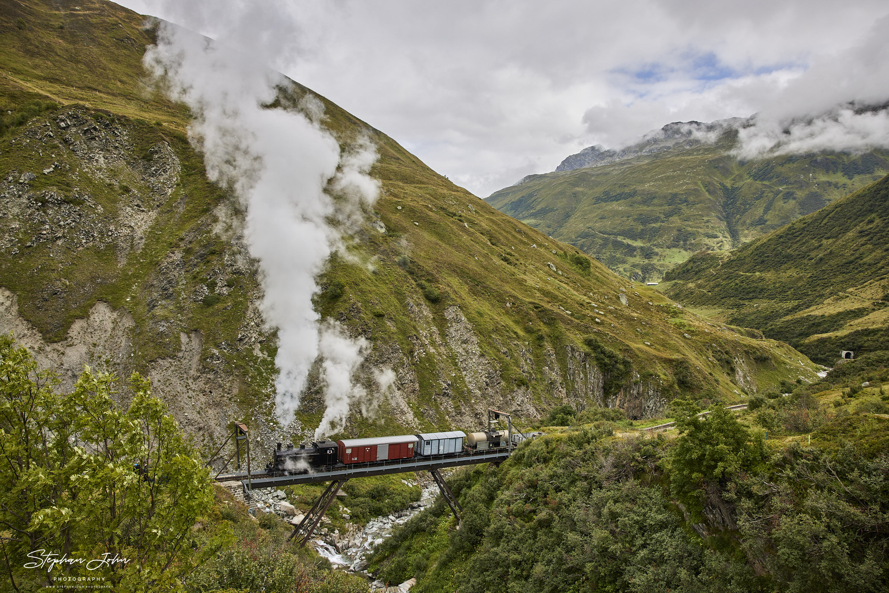 Lok 9 der DFB dampft mit einem Güterzug von Realp in Richtung Furka-Pass und passiert die Steffenbachbrücke. https://www.dfb.ch/de/stories/steffenbachbruecke