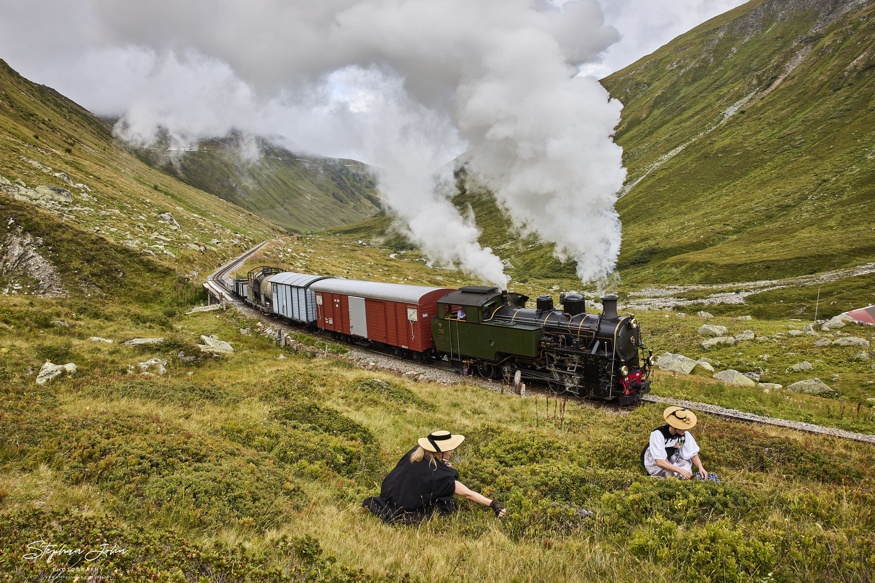 <p>Lok 704 der DFB dampft mit einem Güterzug in Richtung Furka-Pass und erreicht die Sidelenbachbrücke.</p>