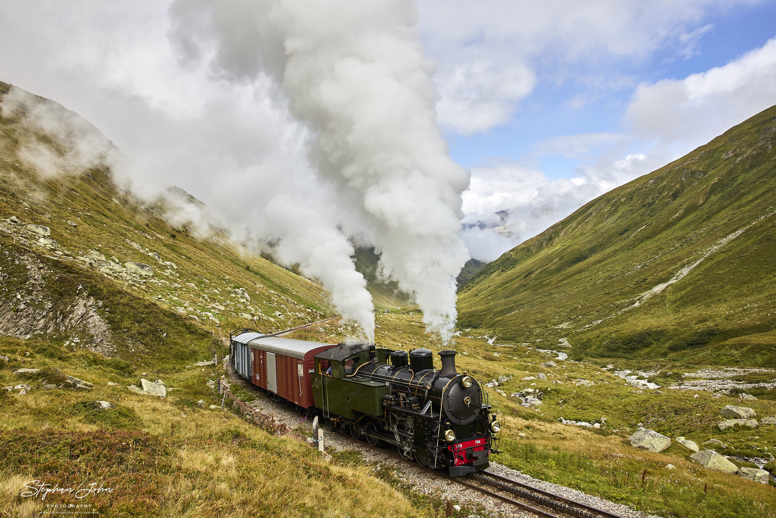 <p>Lok 704 der DFB dampft mit einem Güterzug in Richtung Furka-Pass und erreicht die Sidelenbachbrücke.</p>