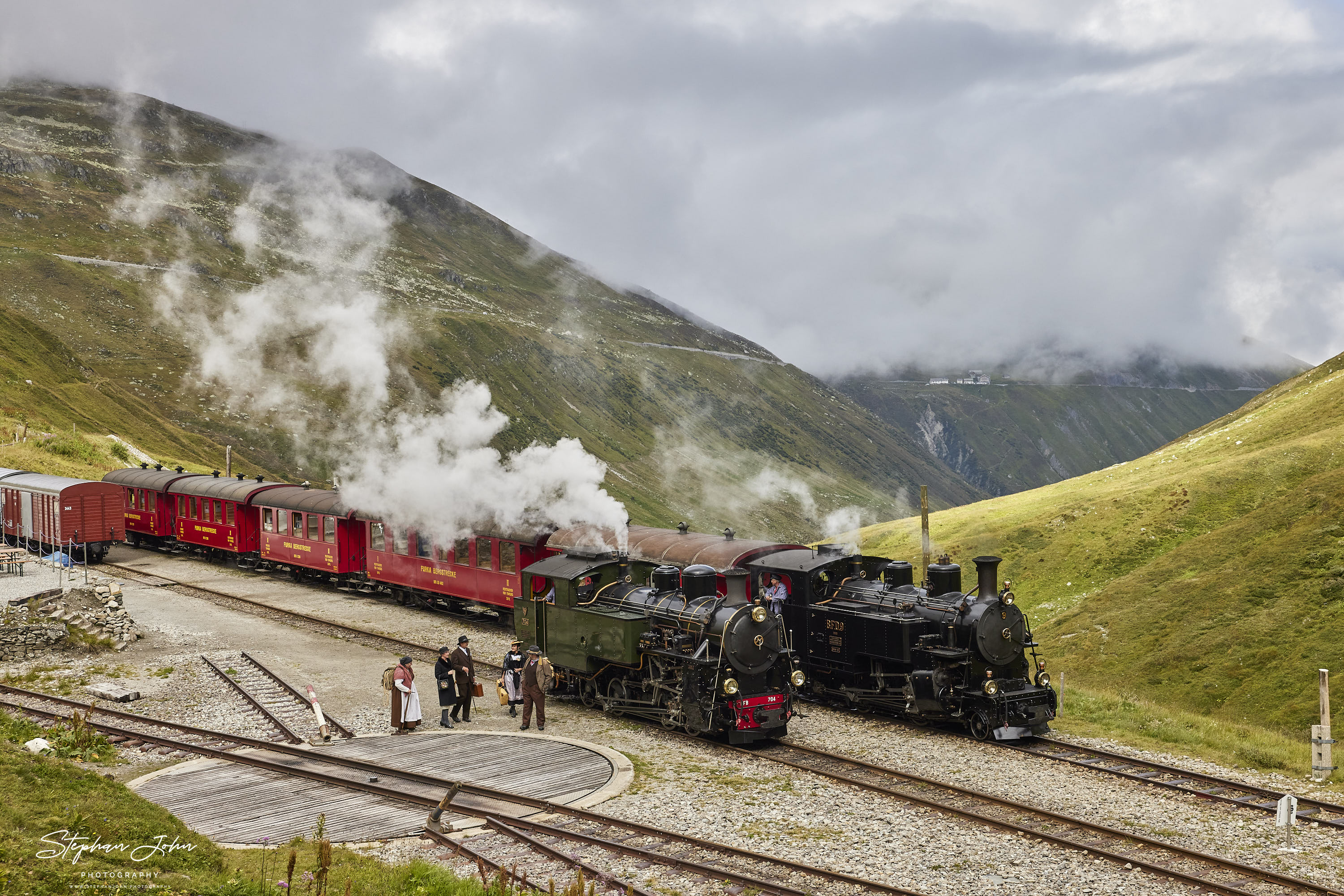 <p>Bahnhof Furka in 2.163 Meter Höhe. Der Güterzug hat abgespannt und der Personenzug nach Oberwald hat Aufenthalt.</p>