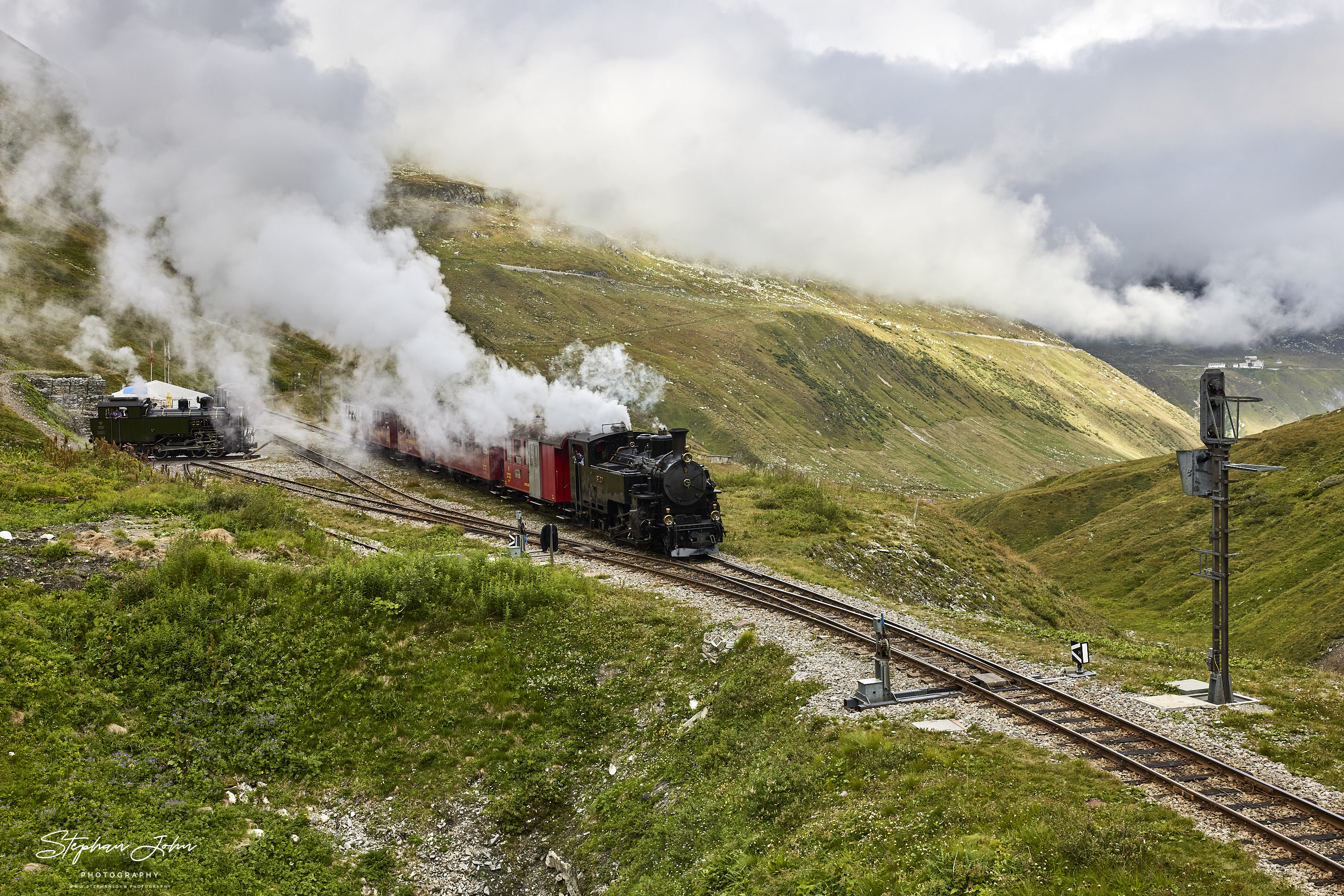 Bahnhof Furka in 2.163 Meter Höhe. Ausfahrt des Personenzuges mit Lok 9 der DFB nach Oberwald.