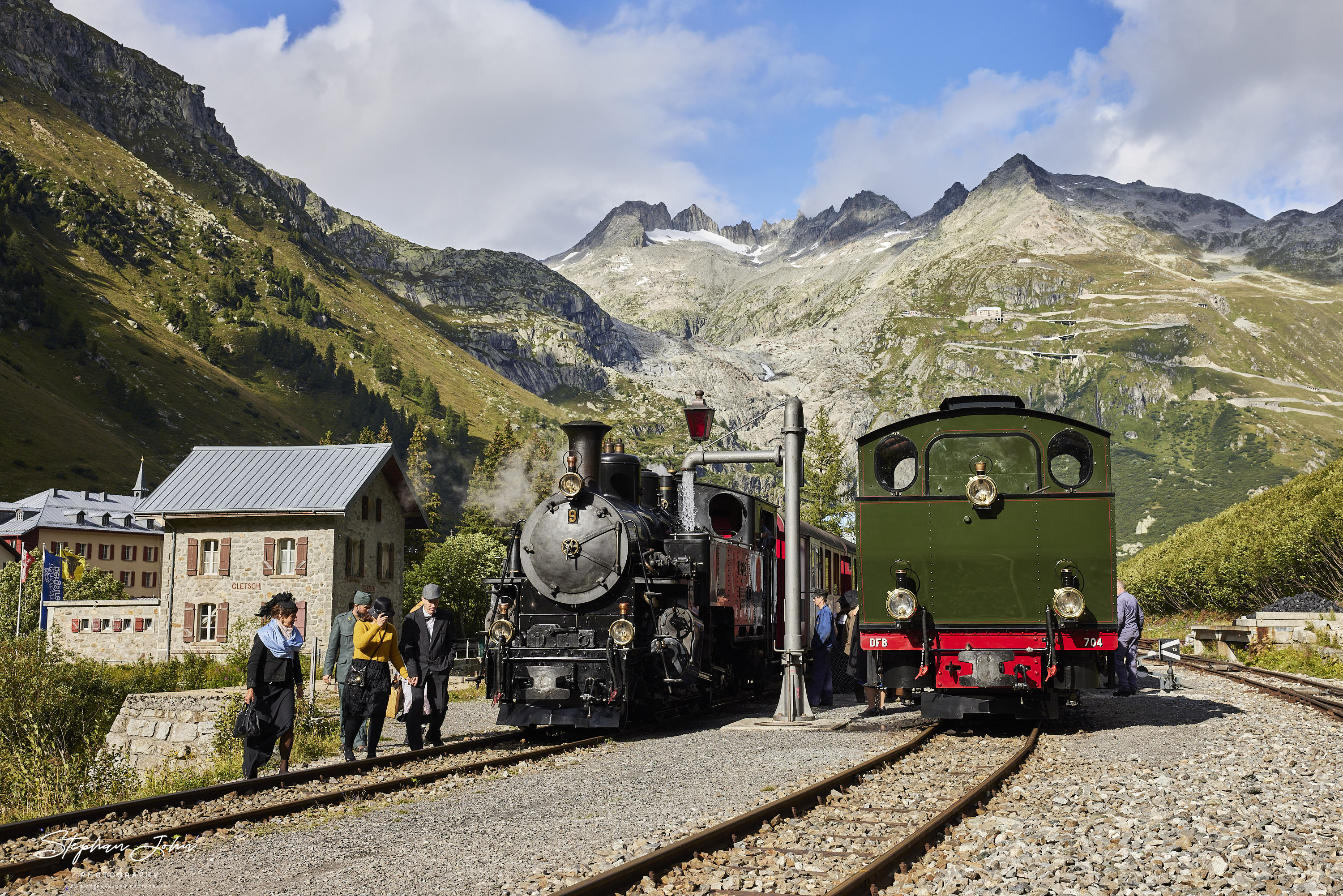 <p>Nach Ankunft des Personenzuges aus Realp in Gletsch wird wieder Wasser genommen. Die Reisenden vertreten sich derweil die Beine</p>