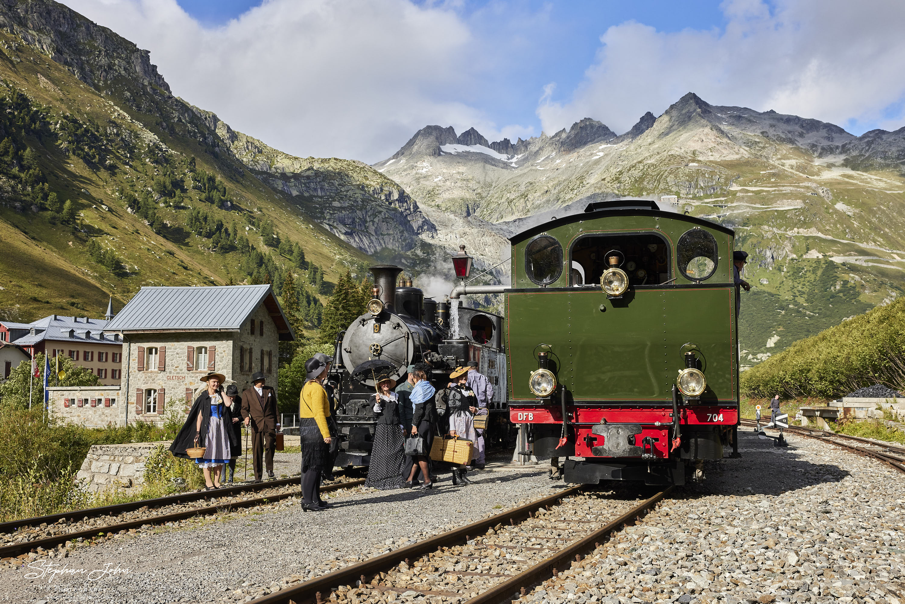 <p>Nach Ankunft des Personenzuges aus Realp in Gletsch wird wieder Wasser genommen. Die Reisenden vertreten sich derweil die Beine</p>