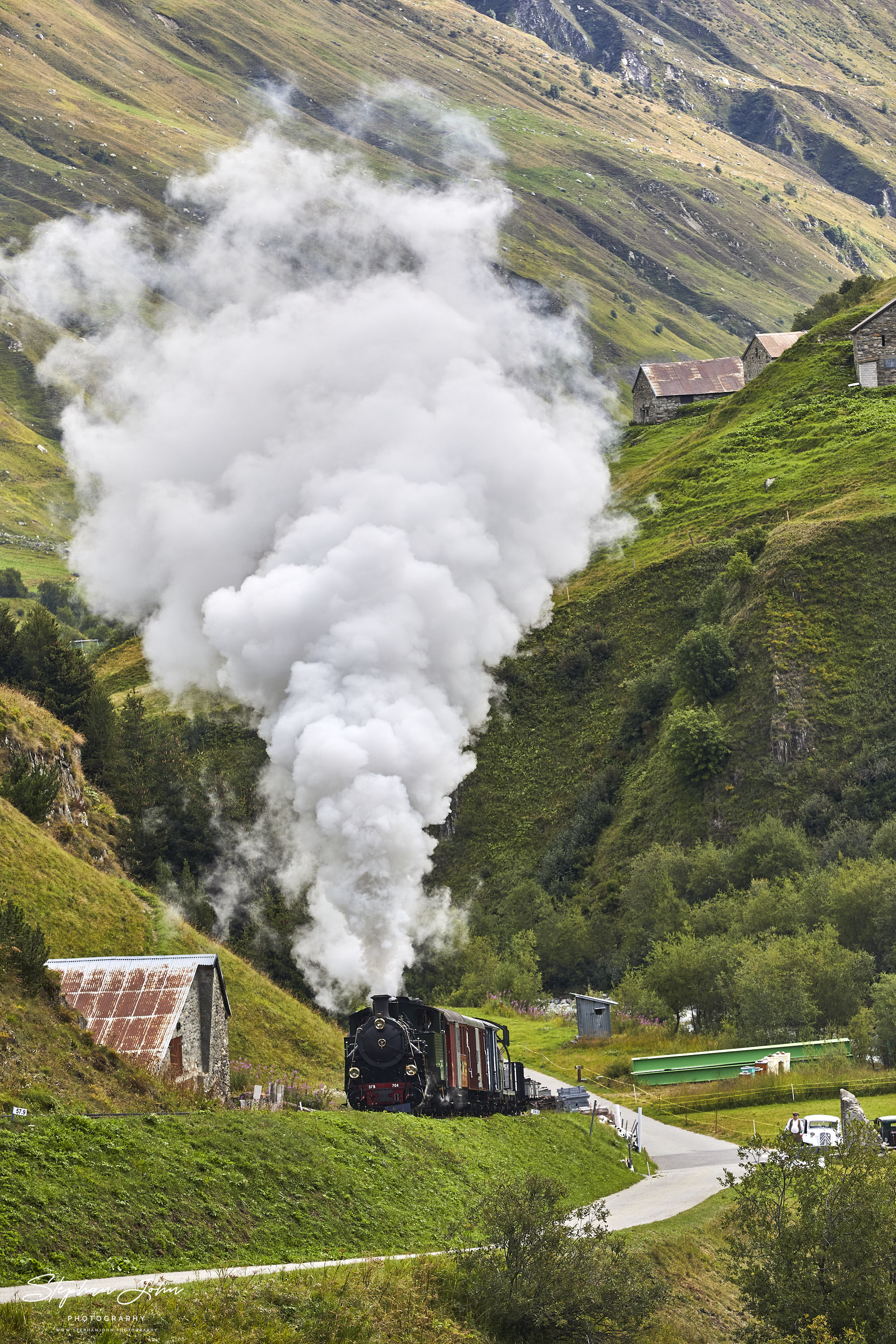 Lok 704 der DFB mit einem GmP auf der Fahrt zum Furka-Pass hat Realp verlassen