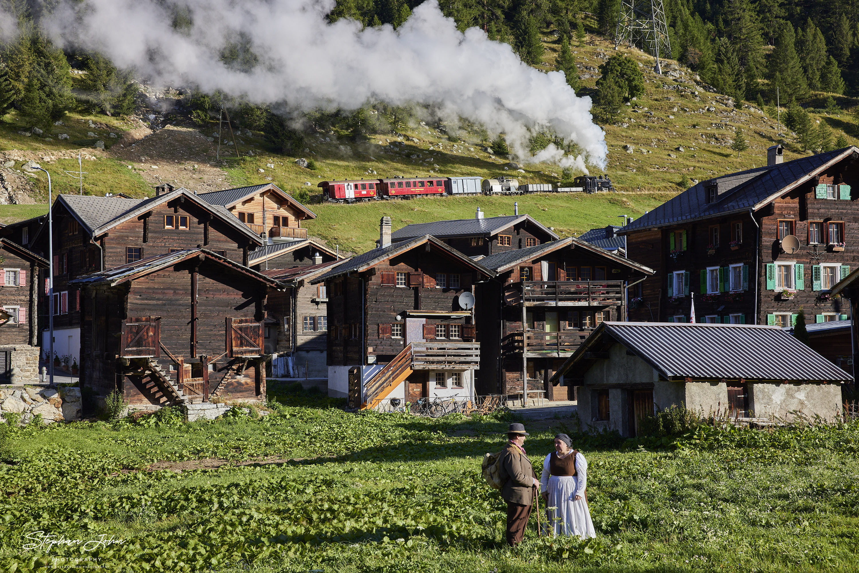 Lok 9 verlässt mit einem GmP Oberwald und dampft in Richtung Furka-Pass.