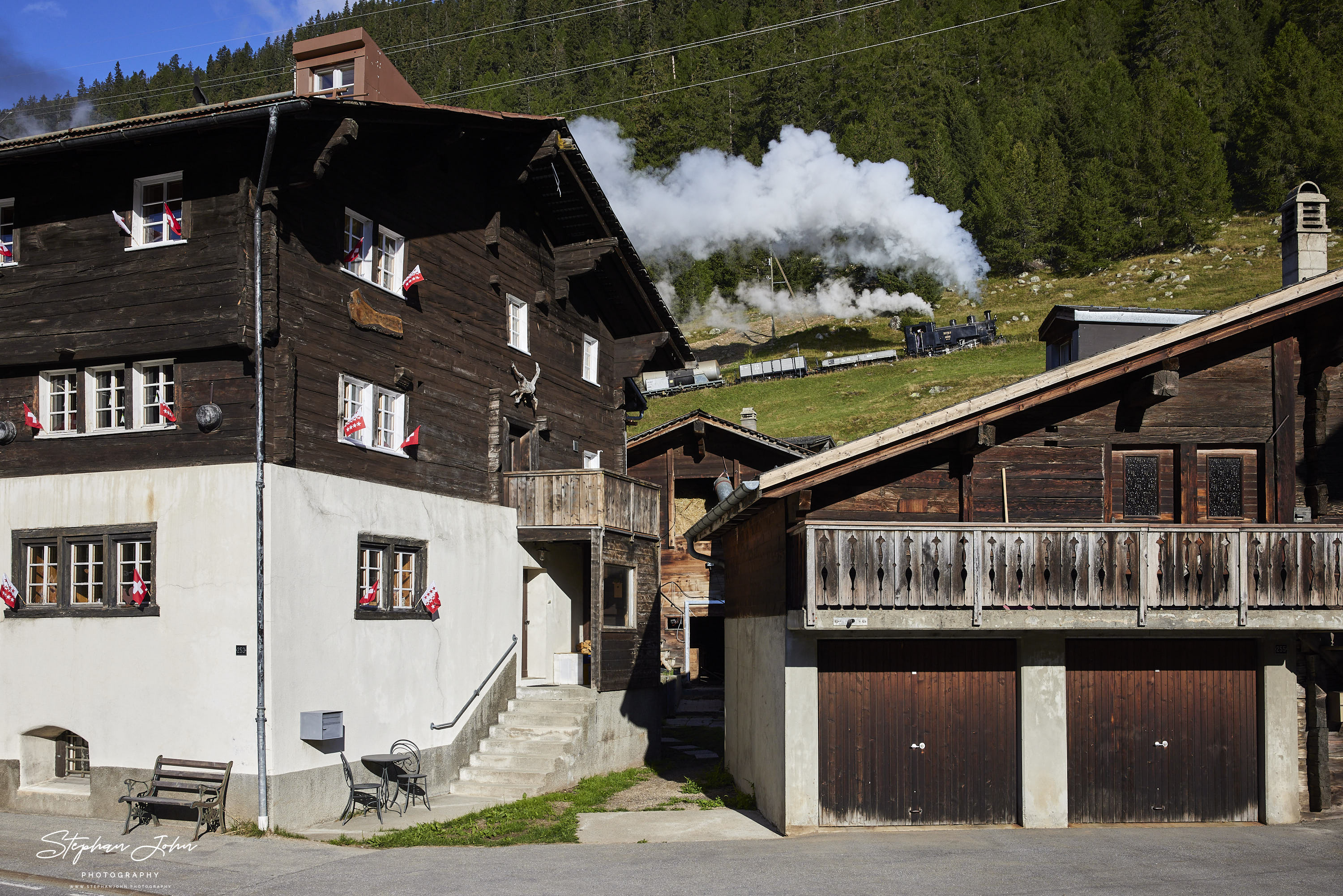 Lok 9 verlässt mit einem GmP Oberwald und dampft in Richtung Furka-Pass.