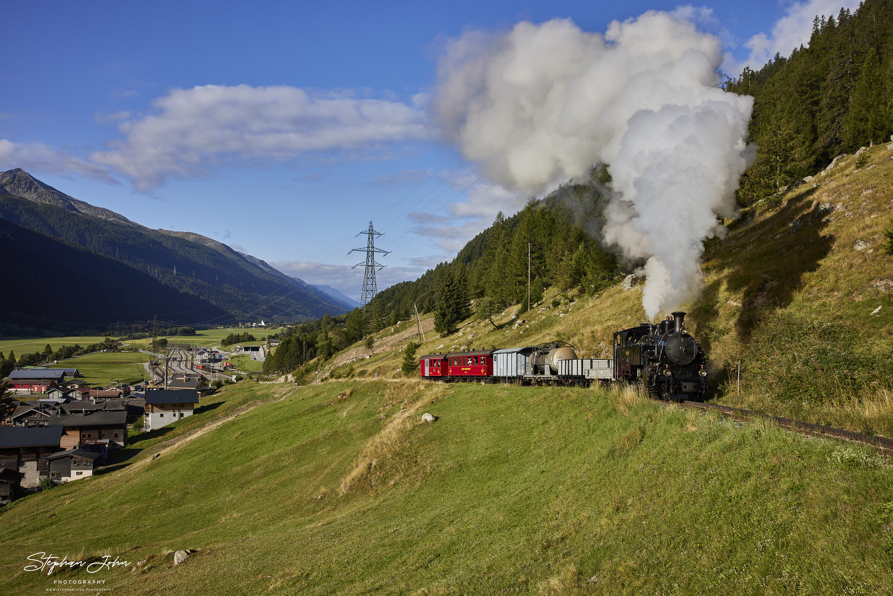 Lok 9 verlässt mit einem GmP Oberwald und dampft in Richtung Furka-Pass.