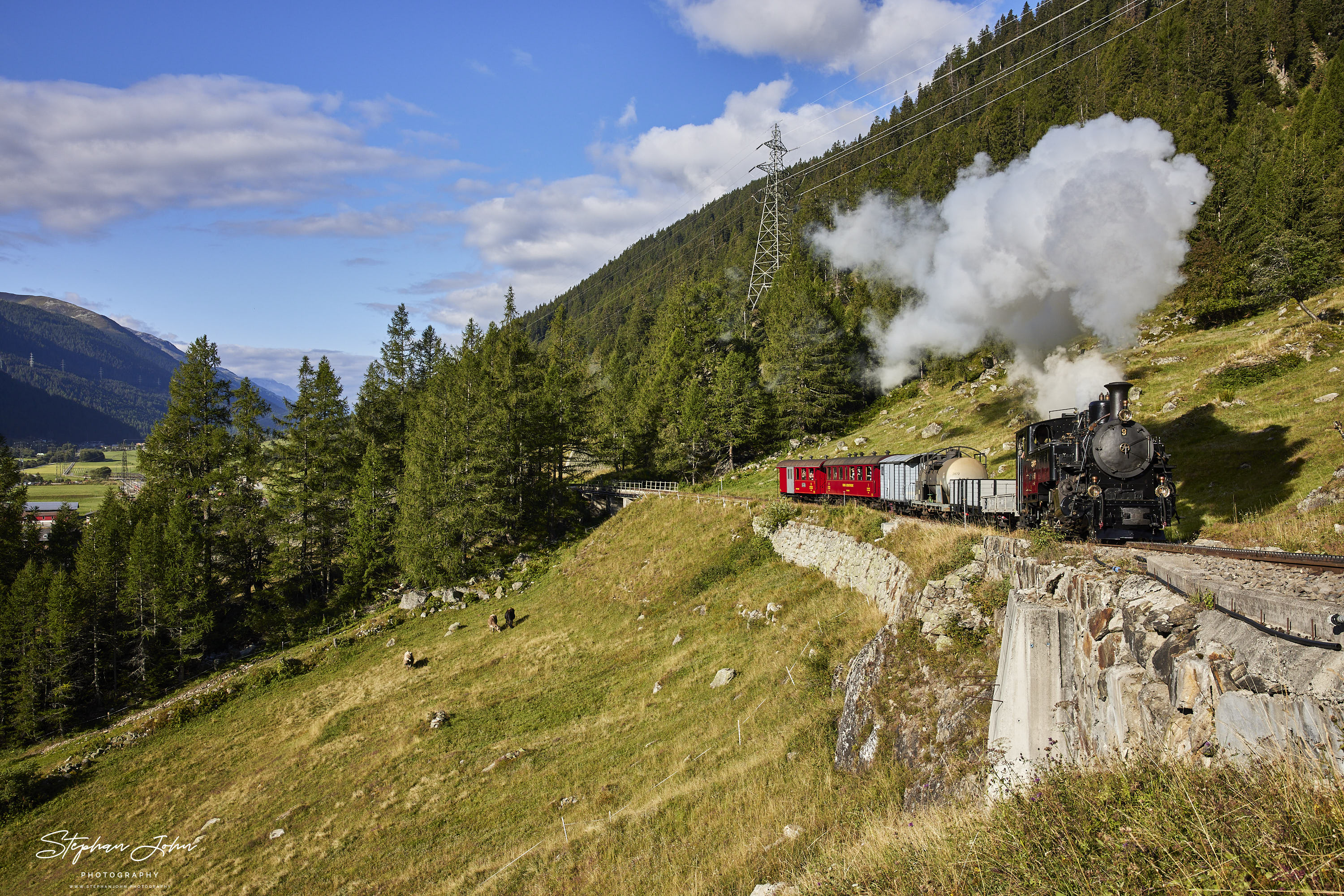 Lok 9 verlässt mit einem GmP Oberwald und dampft in Richtung Furka-Pass.