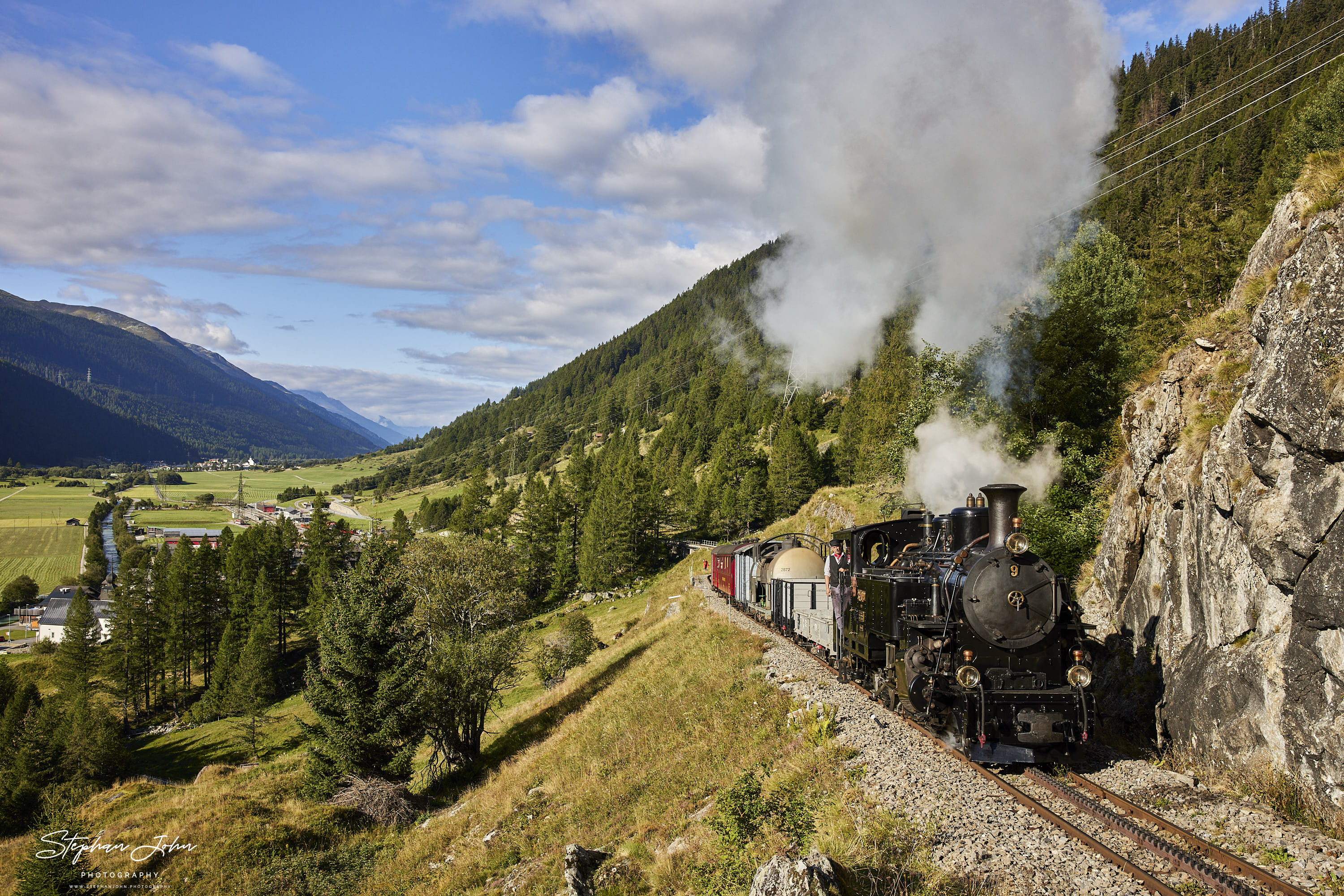 Lok 9 verlässt mit einem GmP Oberwald und dampft in Richtung Furka-Pass.