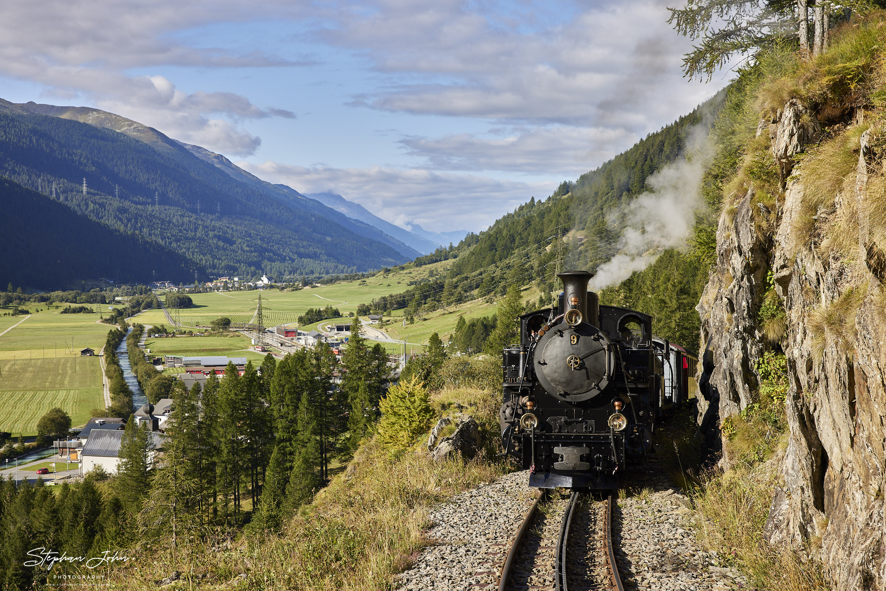 Lok 9 verlässt mit einem GmP Oberwald und dampft in Richtung Furka-Pass.