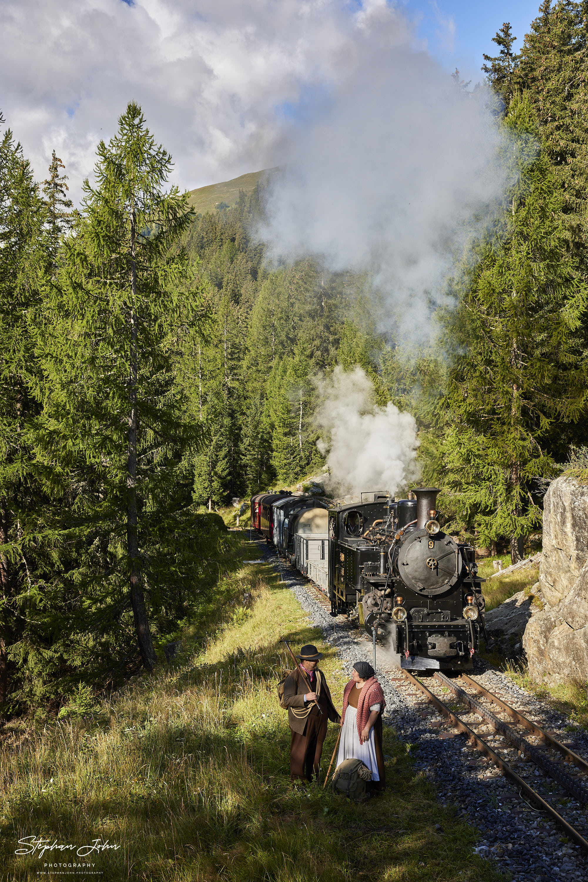 Lok 9 mit einem GmP von Oberwald nach Realp vor Gletsch.