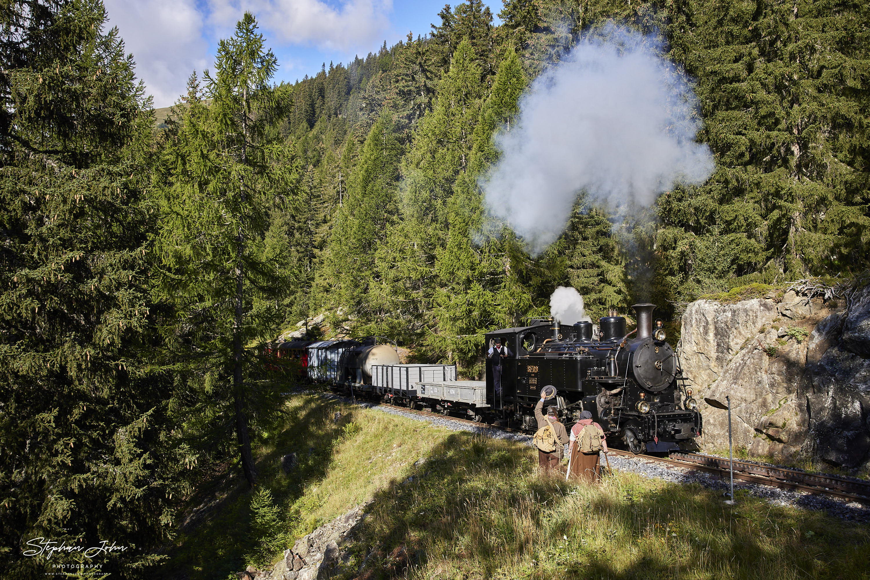 Lok 9 mit einem GmP von Oberwald nach Realp vor Gletsch.