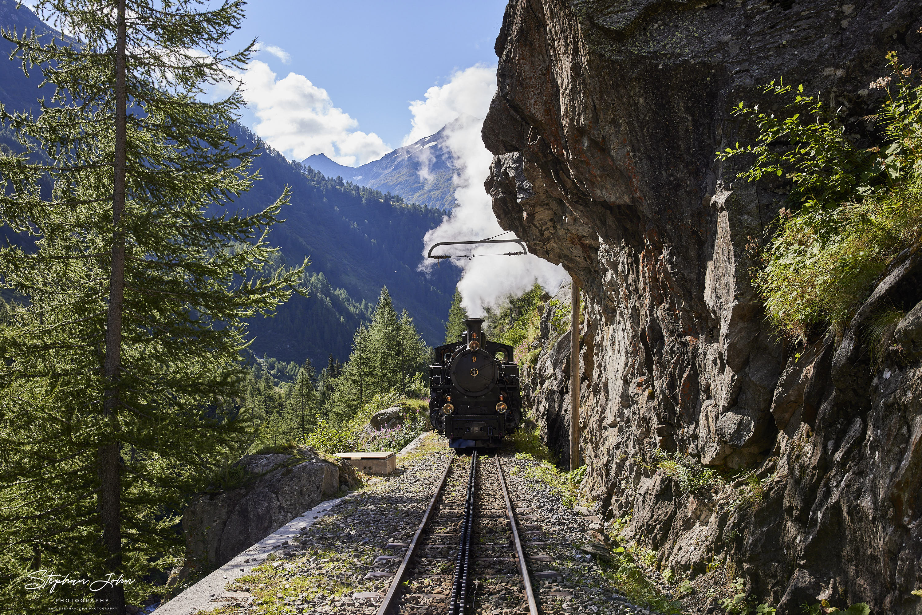 Lok 9 mit einem GmP von Oberwald nach Realp vor Gletsch.