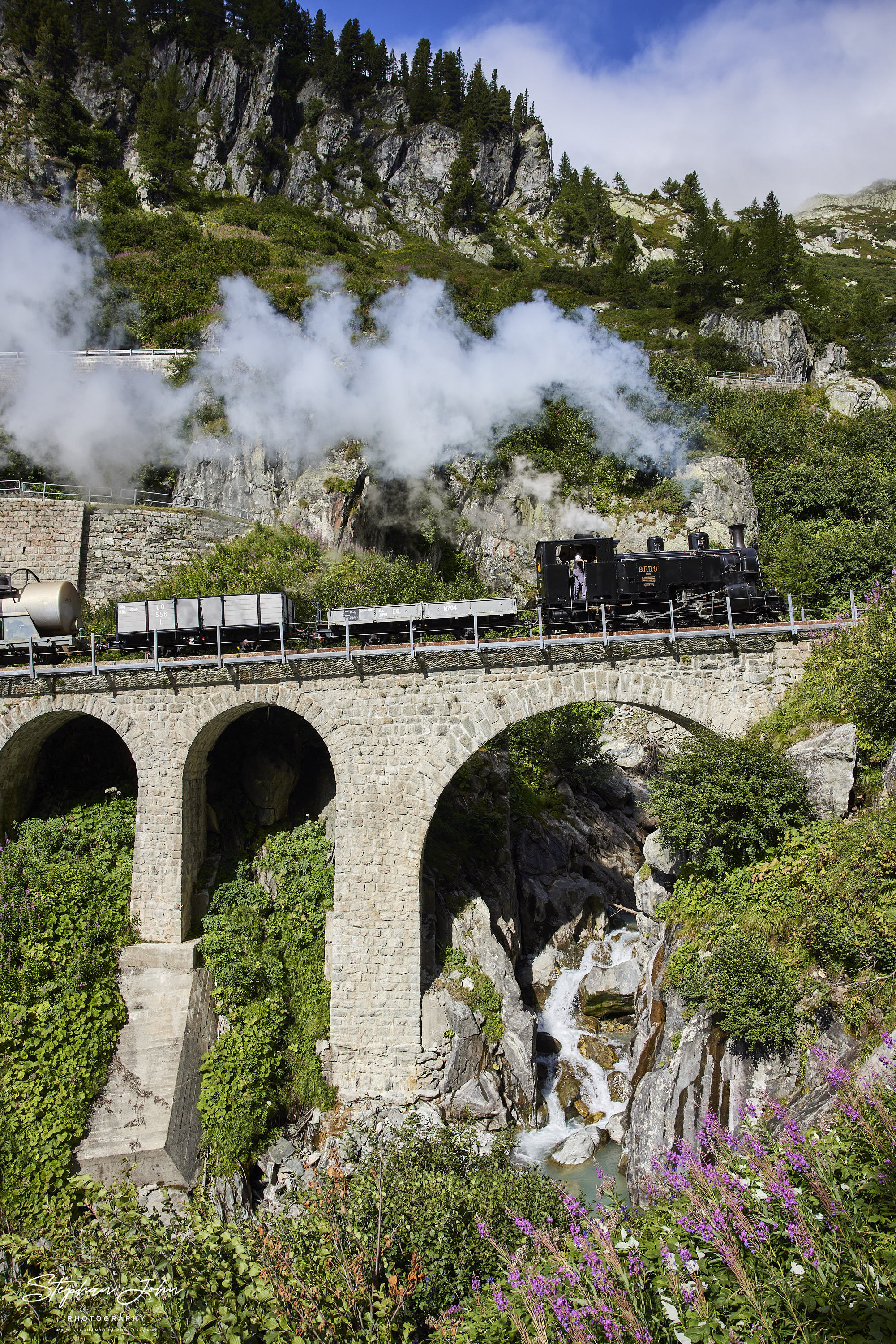 Lok 9 mit einem GmP von Oberwald nach Realp auf dem Rottenviadukt.