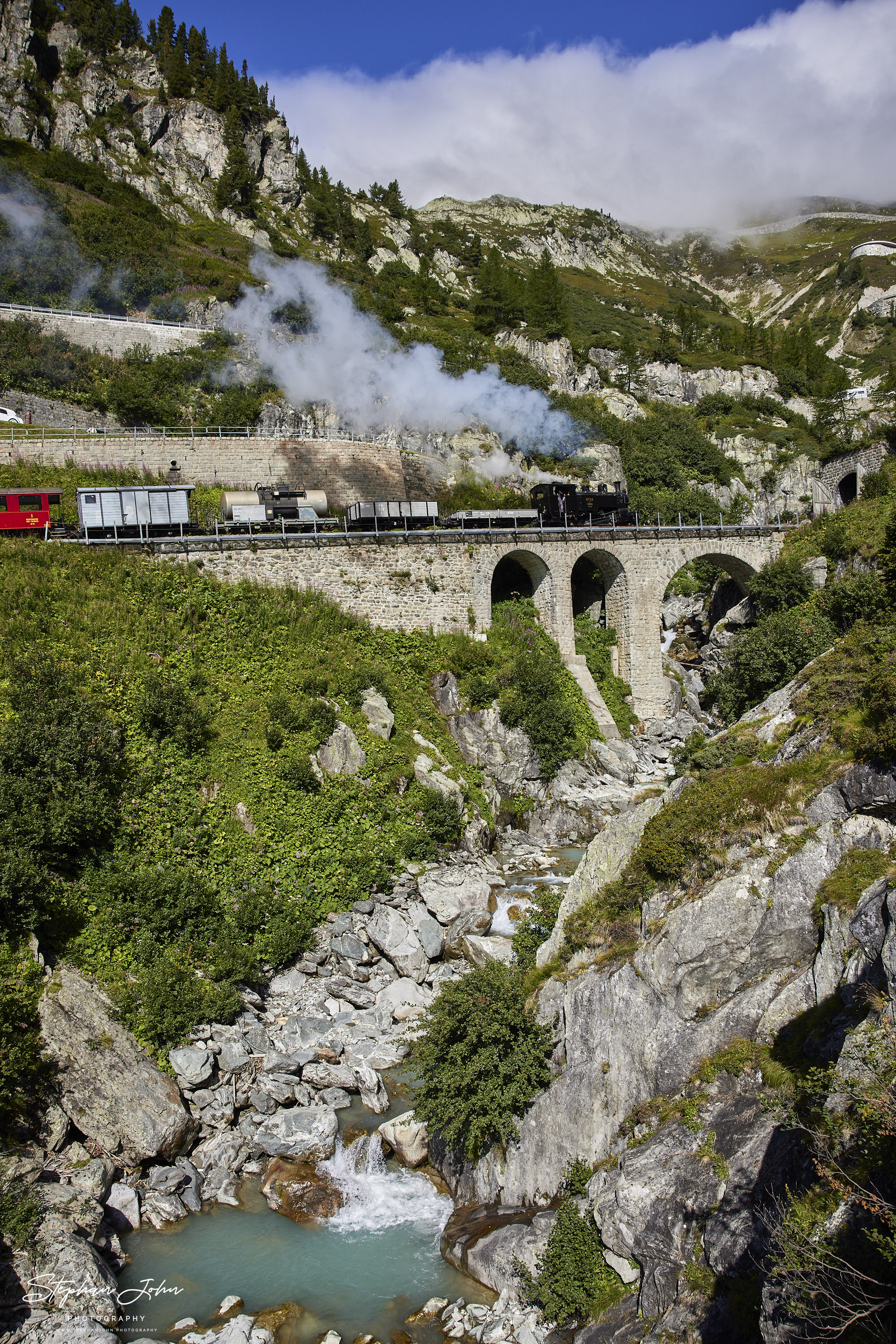 Lok 9 mit einem GmP von Oberwald nach Realp auf dem Rottenviadukt. Direkt nach dem Viadukt folgt der Gletsch-Kehrtunnel.