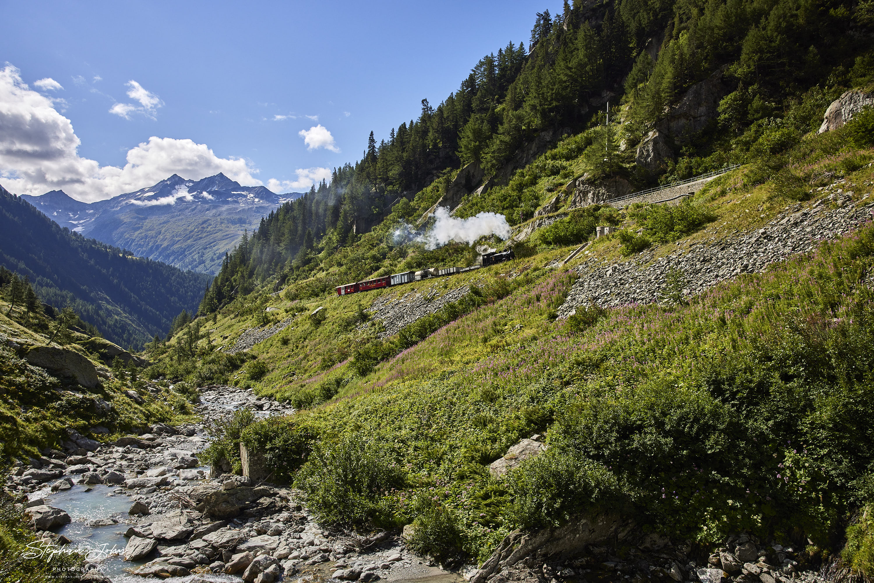 Lok 9 mit einem GmP von Oberwald nach Realp vor Gletsch.