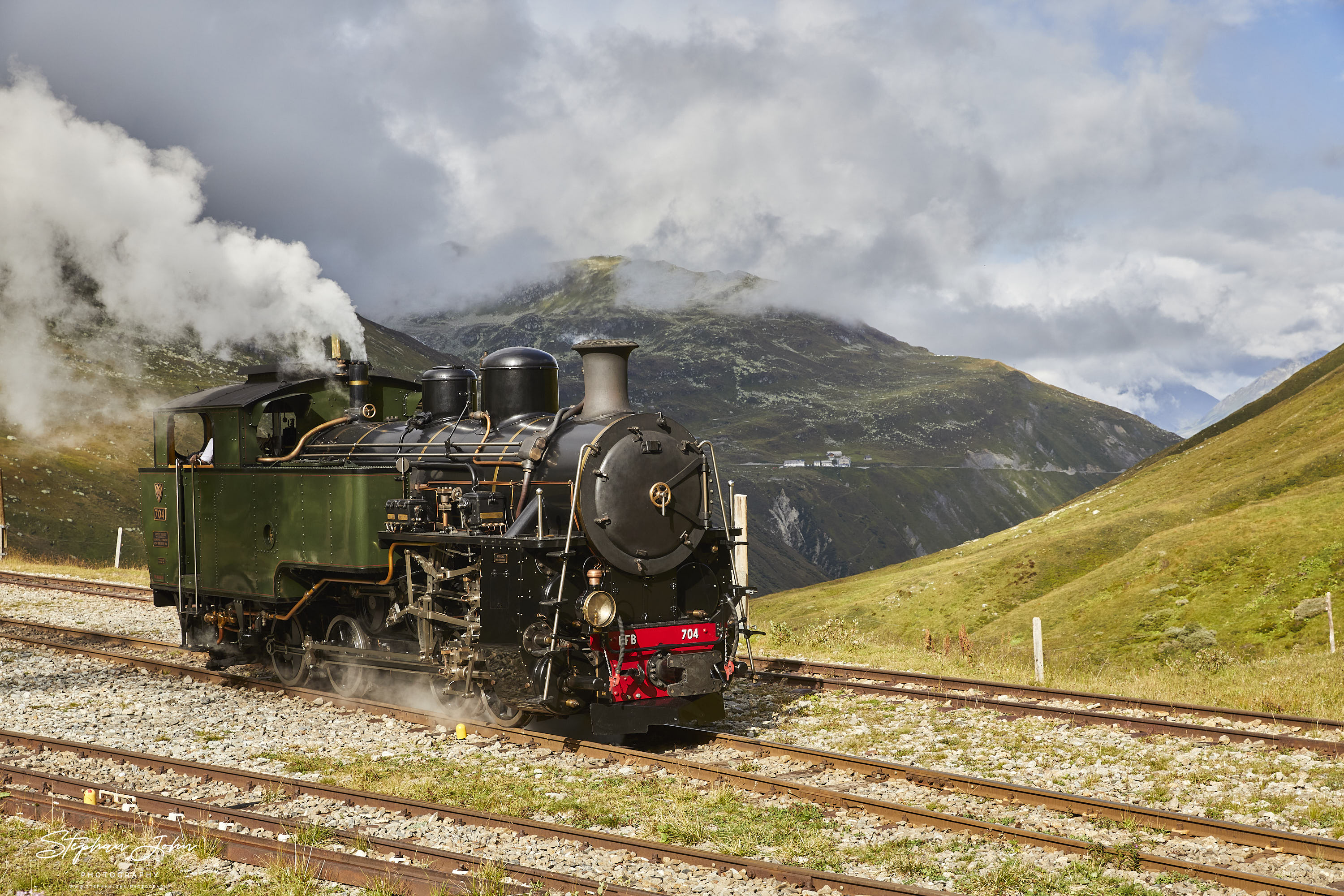 Lok 704 der DFB hat im Bahnhof Furka abgespannt und rangiert.