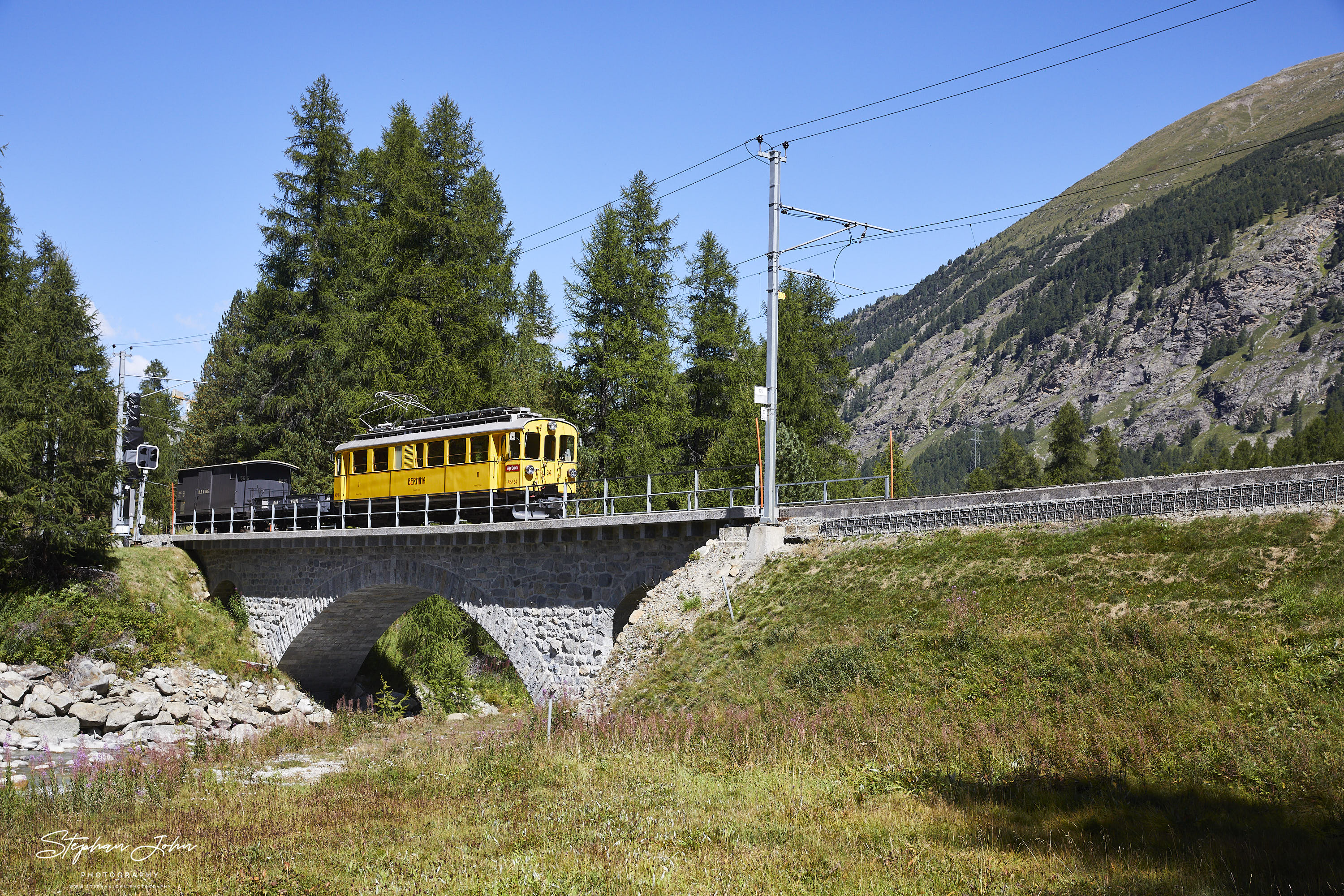 RhB Abe 4/4 hinter Pontresina auf einer Brücke über die Roseg