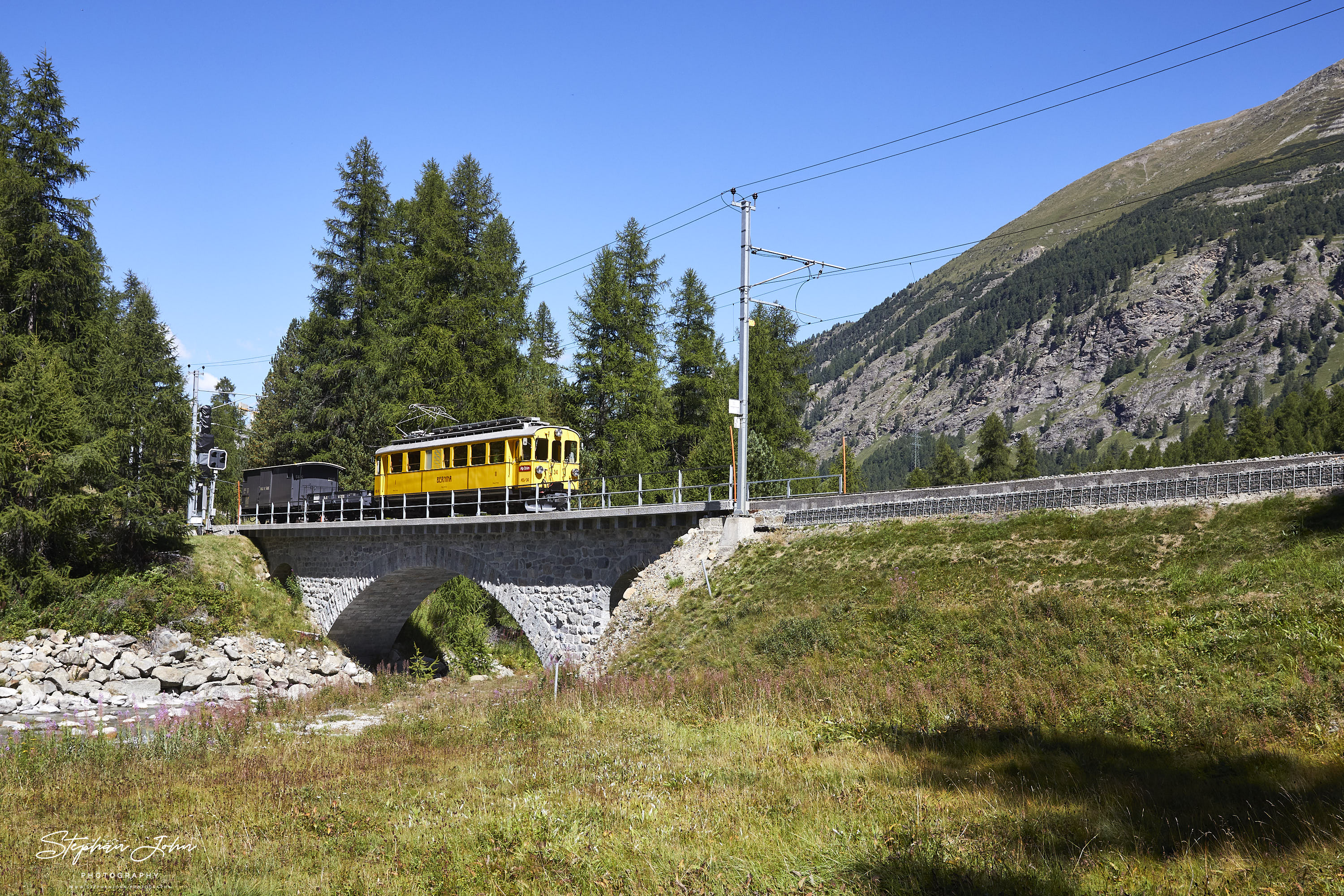 RhB Abe 4/4 hinter Pontresina auf einer Brücke über die Roseg