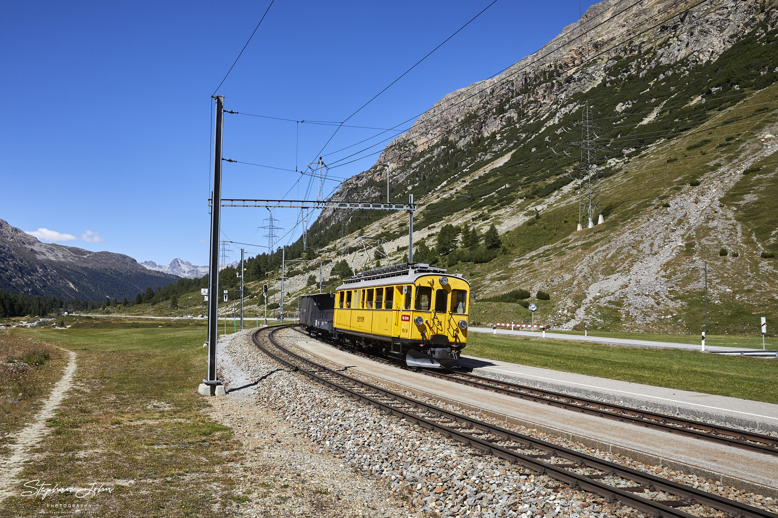 RhB Abe 4/4 bei der Einfahrt im Bahnhof Bernina Suot