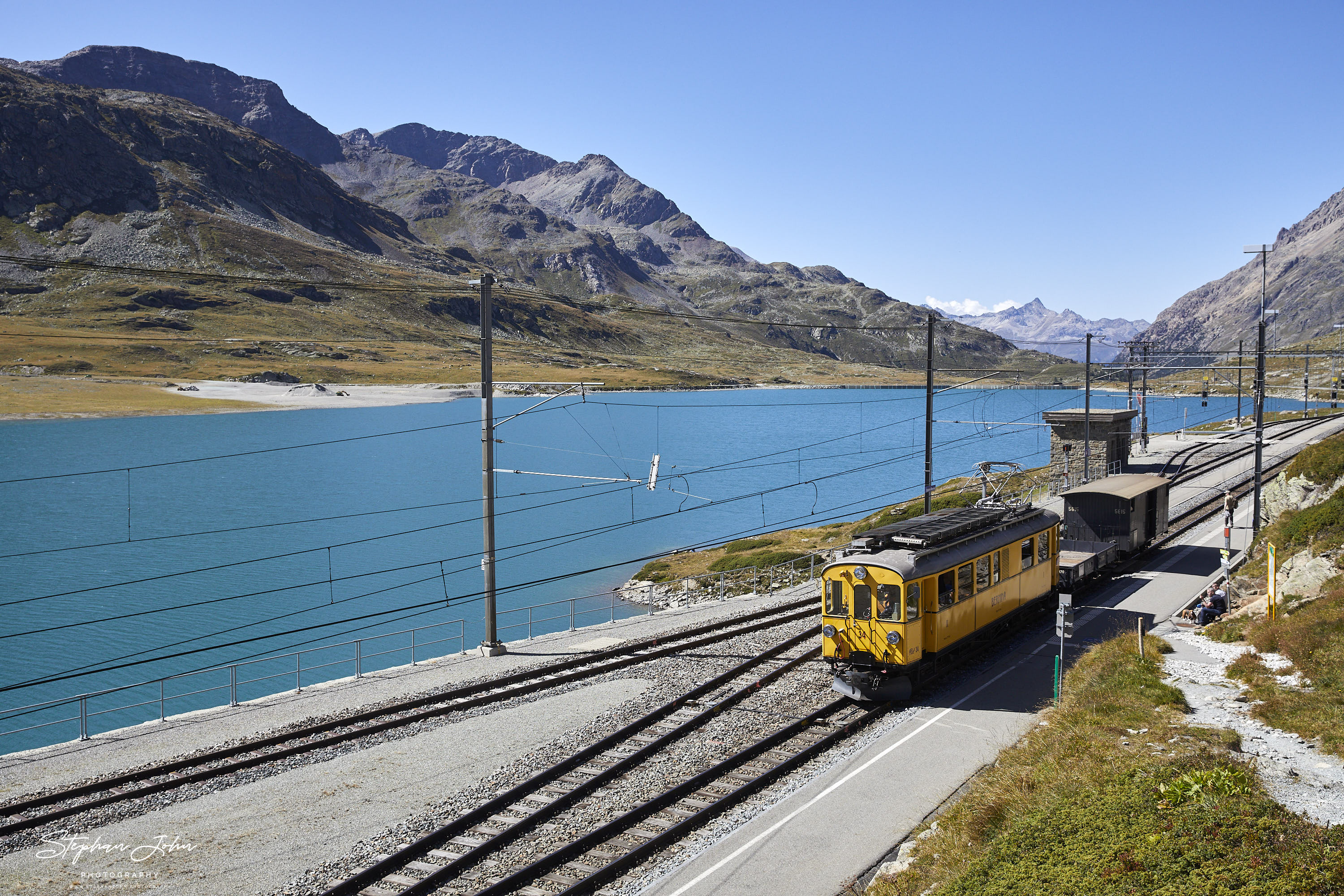 RhB Abe 4/4 am Bahnhof Ospizio Bernina