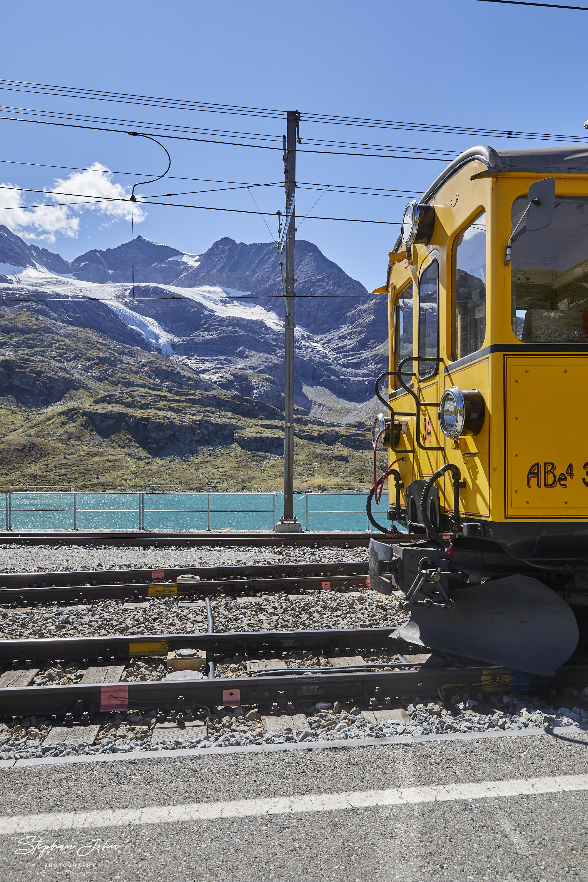 RhB Abe 4/4 am Bahnhof Ospizio Bernina