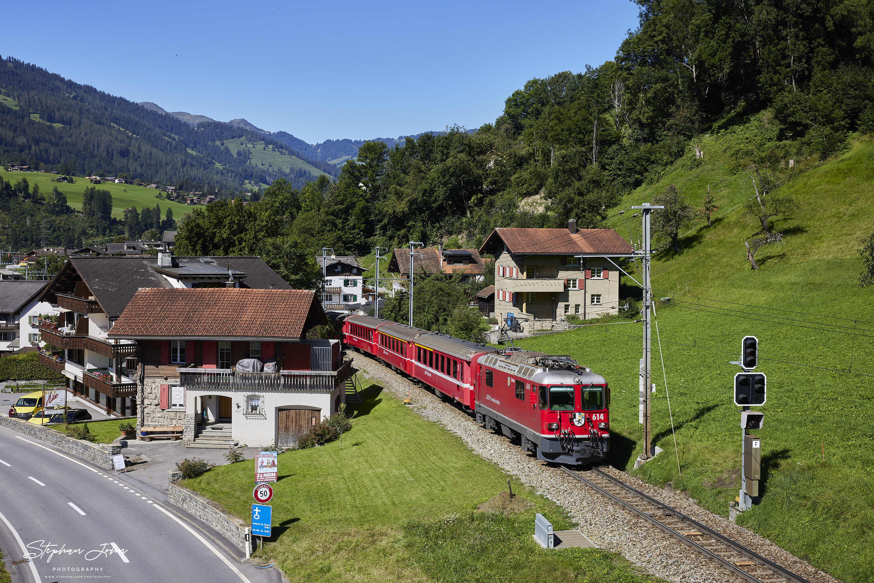 RE 1233 aus Richtung Landquart verlässt den Bahnhof Küblis in Richtung Scuol-Tarasp