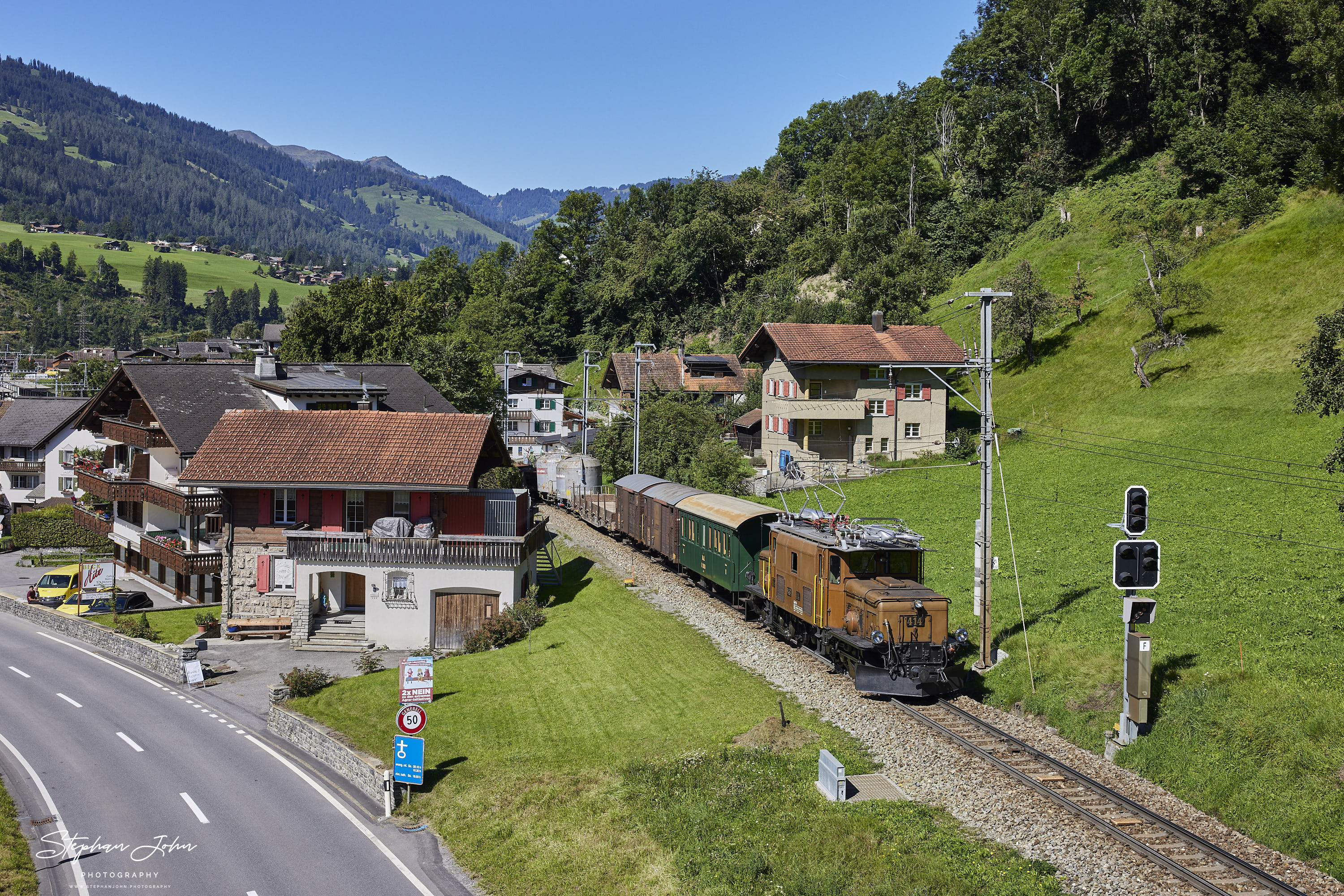 Krokodil Ge 6/6`414 verlässt den Bahnhof Kiblis in Richtung Davos